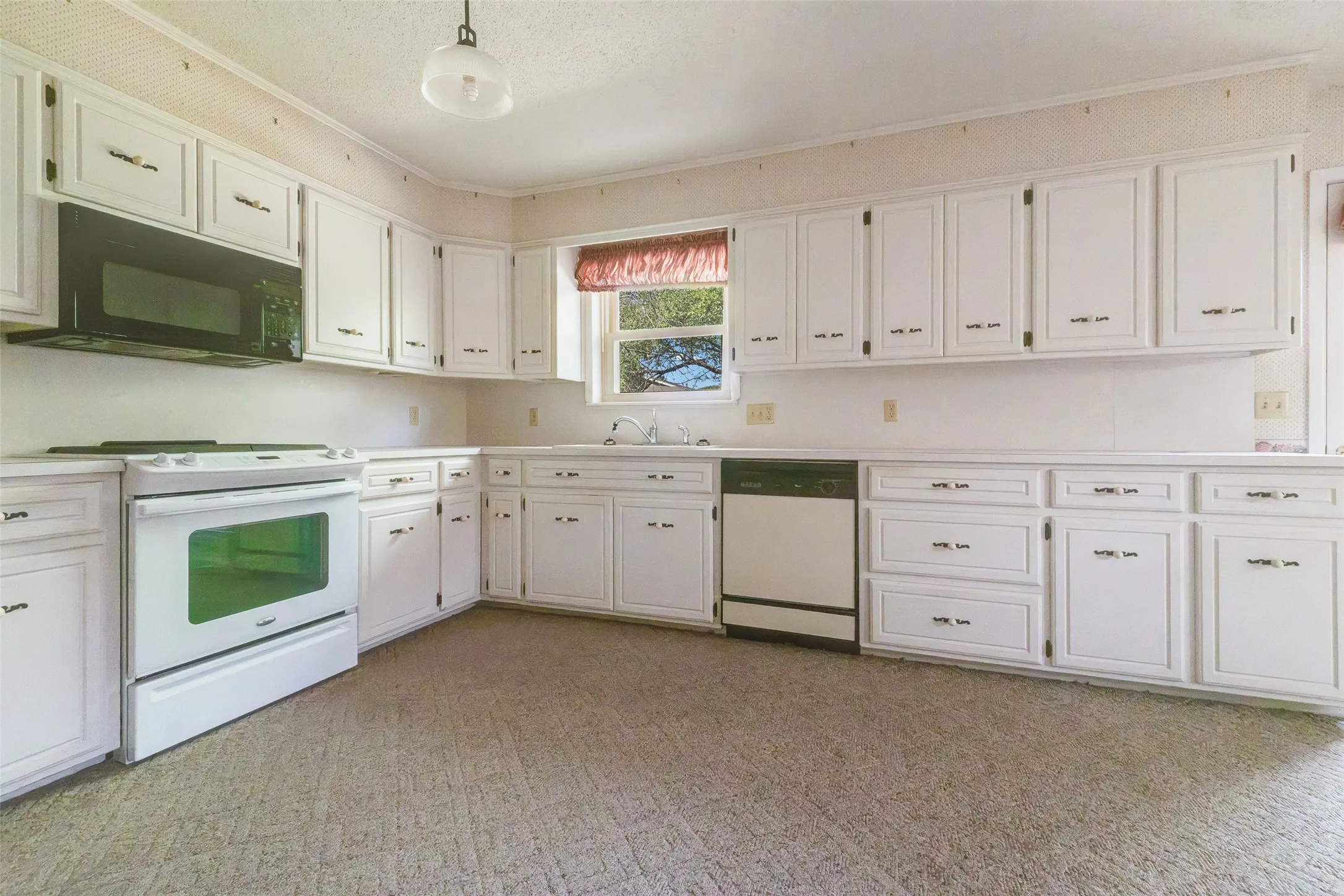 Single Family Residence For Sale in Deaf Smith County , 133 Ironwood Street, Hereford, Texas 79045, 3 Bedroom, 2 Bathroom, 2 Garage spaces, 1,441 Sqft, built in 1967, mls#21348894, Real Estate Agent in Hereford, Homes For Sale in Deaf Smith county, Homes For Sale in Hereford, Realtor in Hereford Texas, Real Estate Brokerage Independent Realty Texas, Luminita Cordes Realtor