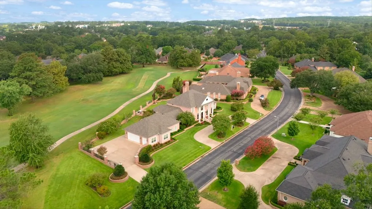 Single Family Residence For Sale in Smith County , 7005 Gleneagles Drive, Tyler, Texas 75703, 5 Bedrooms, 6 Bathrooms, 3 Garage spaces, 6,221 Sqft, built in 1993, Price $1,445,000, mls#21348646, Real Estate Agent in Tyler, Homes For Sale in Smith county, Homes For Sale in Tyler, Realtor in Tyler Texas, Real Estate Brokerage Independent Realty Texas, Luminita Cordes Realtor