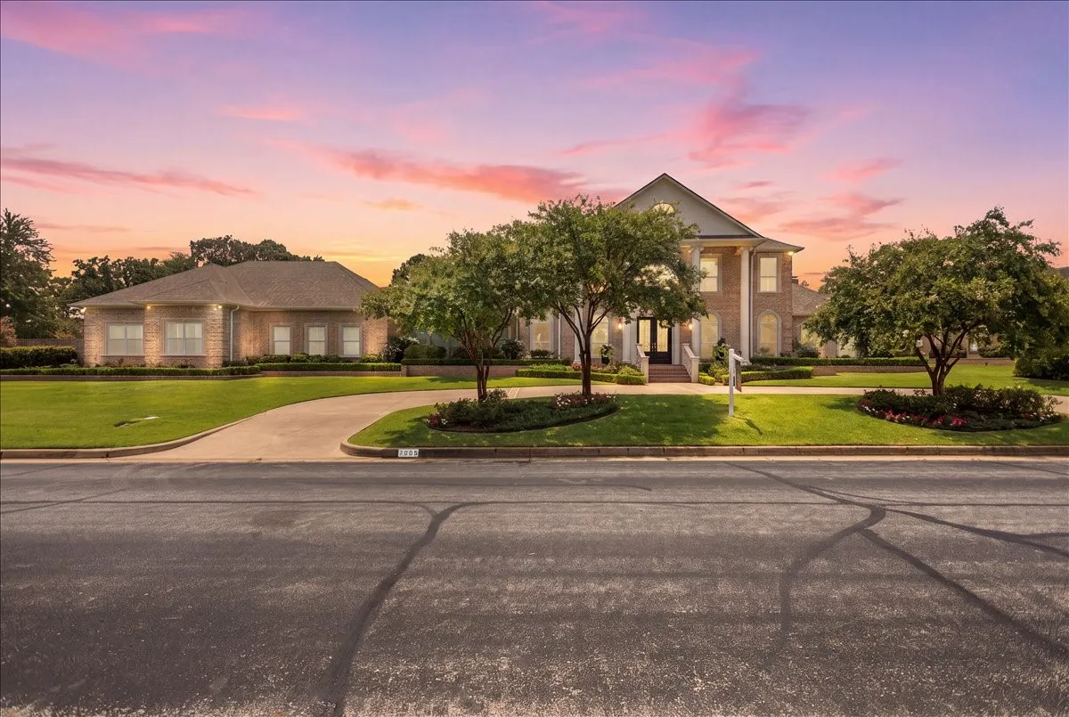 Single Family Residence For Sale in Smith County , 7005 Gleneagles Drive, Tyler, Texas 75703, 5 Bedrooms, 6 Bathrooms, 3 Garage spaces, 6,221 Sqft, built in 1993, Price $1,445,000, mls#21348646, Real Estate Agent in Tyler, Homes For Sale in Smith county, Homes For Sale in Tyler, Realtor in Tyler Texas, Real Estate Brokerage Independent Realty Texas, Luminita Cordes Realtor