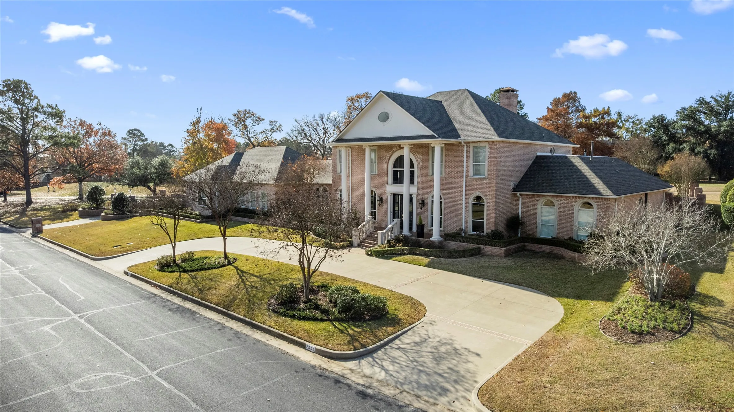 Single Family Residence For Sale in Smith County , 7005 Gleneagles Drive, Tyler, Texas 75703, 5 Bedrooms, 6 Bathrooms, 3 Garage spaces, 6,221 Sqft, built in 1993, Price $1,445,000, mls#21348646, Real Estate Agent in Tyler, Homes For Sale in Smith county, Homes For Sale in Tyler, Realtor in Tyler Texas, Real Estate Brokerage Independent Realty Texas, Luminita Cordes Realtor