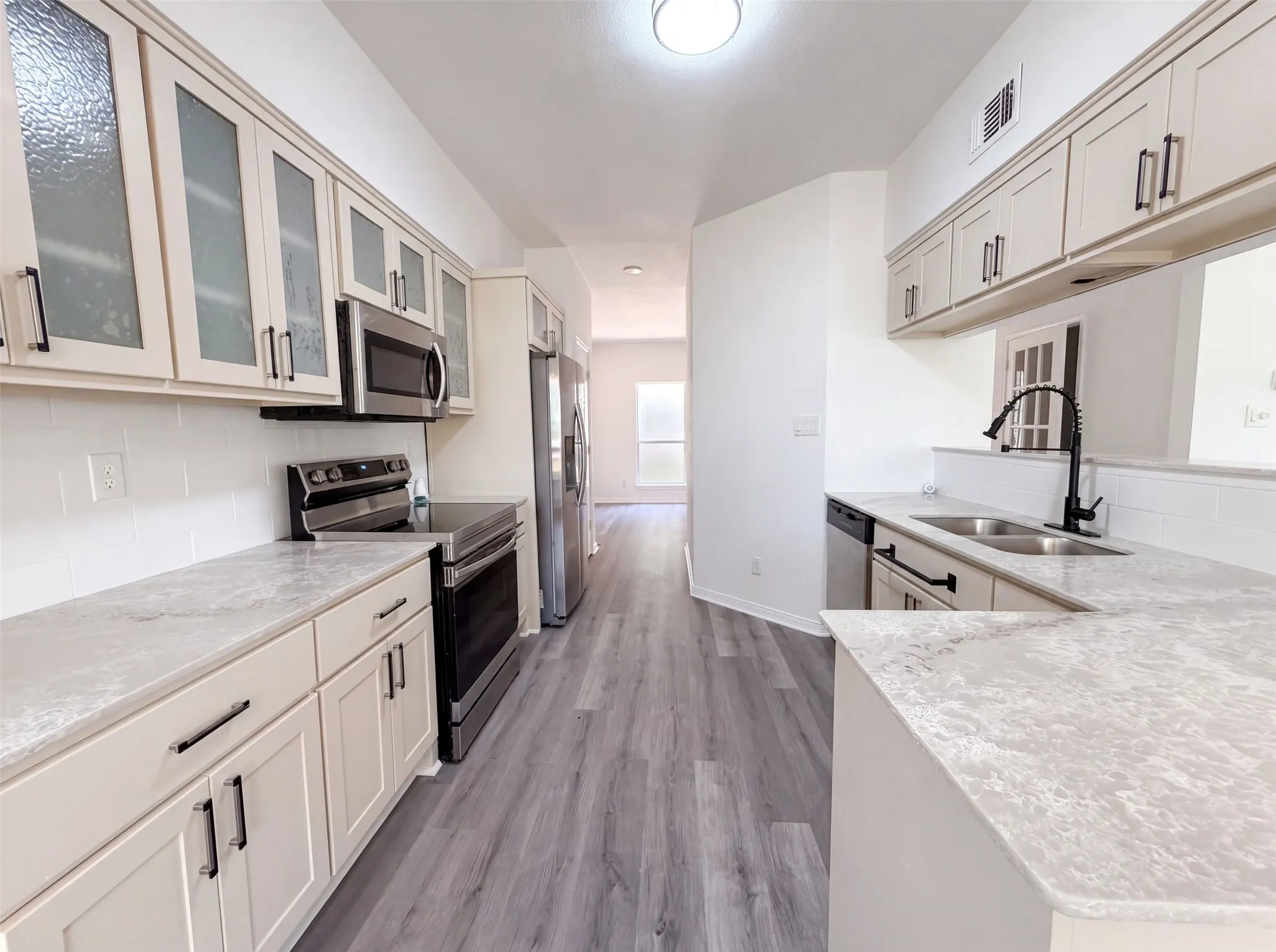 Single Family Residence For Sale in Tarrant County , 10133 Long Rifle Drive, Fort Worth, Texas 76108, 3 Bedroom, 3 Bathroom, 2 Garage spaces, 1,910 Sqft, built in 1987, mls#21348896, Real Estate Agent in Fort Worth, Homes For Sale in Tarrant county, Homes For Sale in Fort Worth, Realtor in Fort Worth Texas, Real Estate Brokerage Independent Realty Texas, Luminita Cordes Realtor