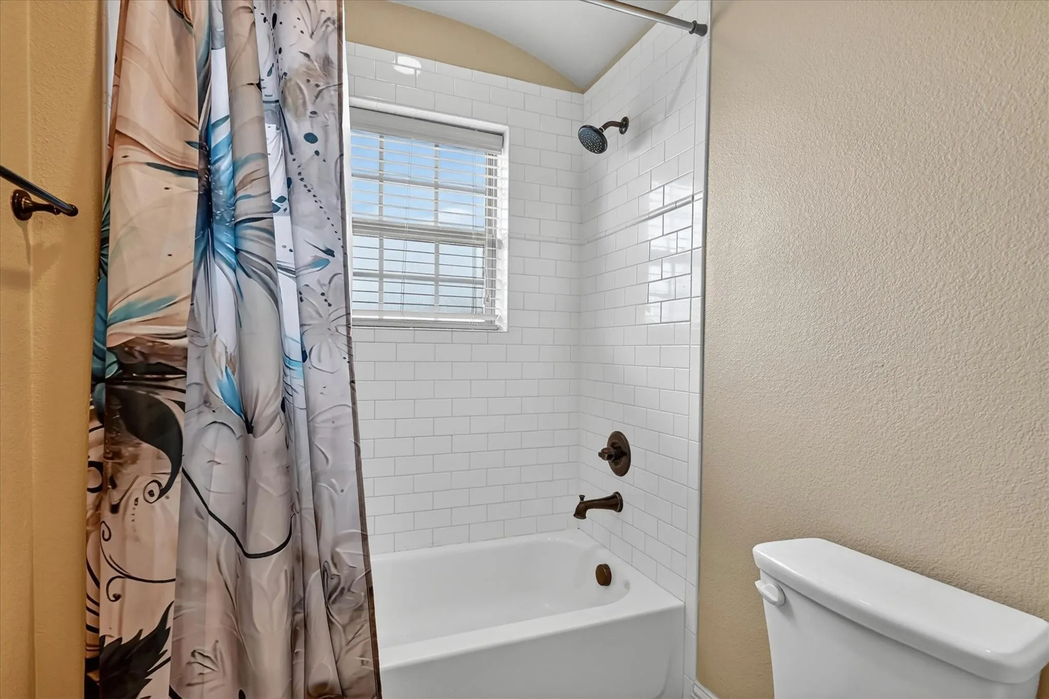 Single Family Residence For Sale in Dallas County , 732 Forest Creek, De Soto, Texas 75115, 4 Bedrooms, 3 Bathrooms, 2 Garage spaces, 2,372 Sqft, built in 2016, Price $369,999, mls#21348907, Real Estate Agent in De Soto, Homes For Sale in Dallas county, Homes For Sale in De Soto, Realtor in De Soto Texas, Real Estate Brokerage Independent Realty Texas, Luminita Cordes Realtor