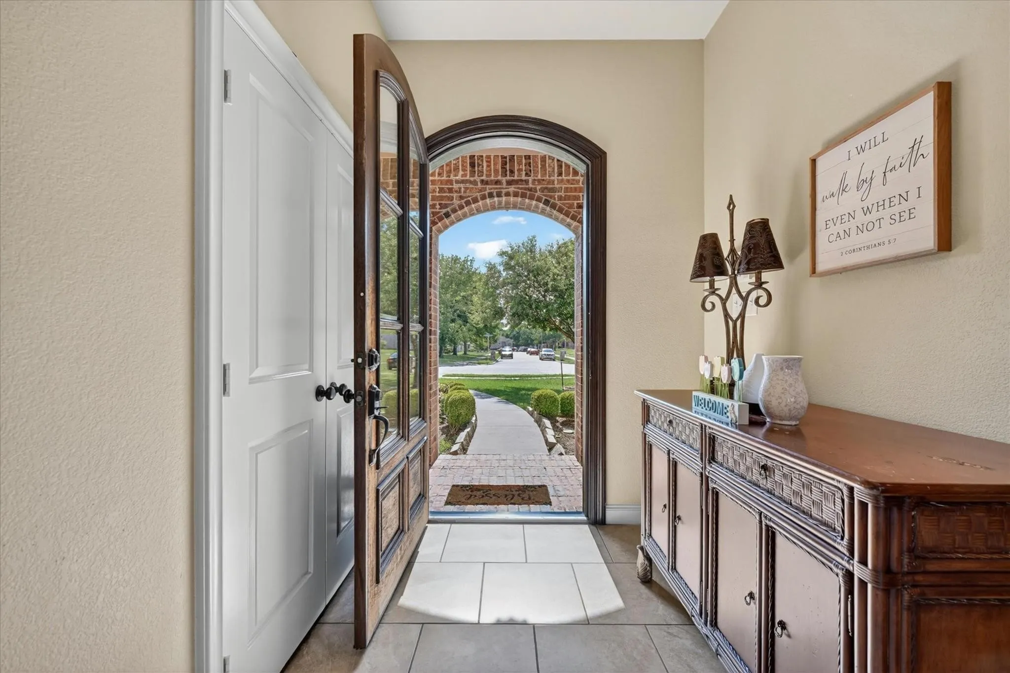 Single Family Residence For Sale in Dallas County , 732 Forest Creek, De Soto, Texas 75115, 4 Bedrooms, 3 Bathrooms, 2 Garage spaces, 2,372 Sqft, built in 2016, Price $369,999, mls#21348907, Real Estate Agent in De Soto, Homes For Sale in Dallas county, Homes For Sale in De Soto, Realtor in De Soto Texas, Real Estate Brokerage Independent Realty Texas, Luminita Cordes Realtor