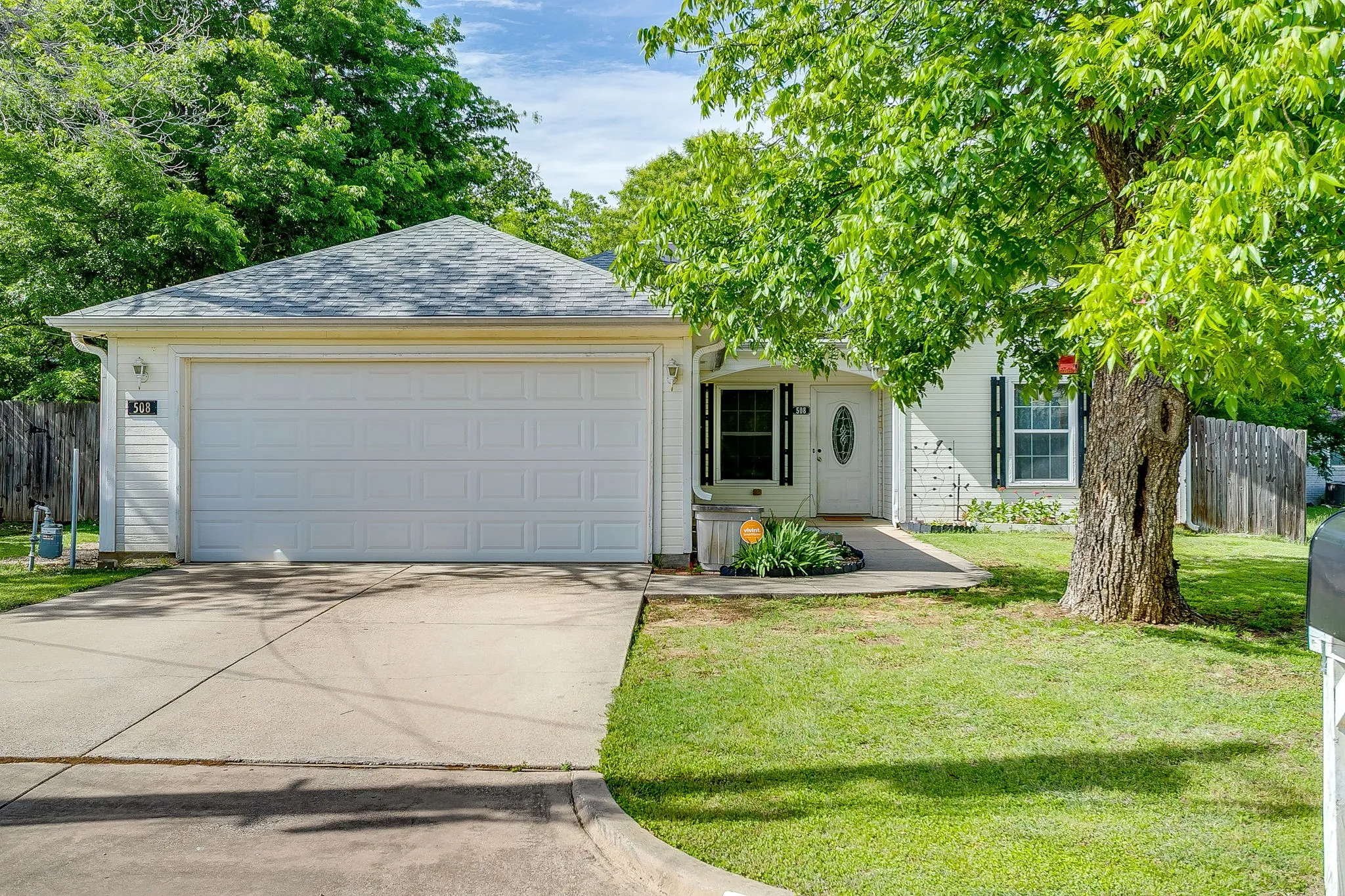 Single Family Residence For Rent in Palo Pinto County , 508 NW 5th Street, Mineral Wells, Texas 76067, 3 Bedroom, 2 Bathroom, 2 Garage spaces, 1,594 Sqft, built in 2009, mls#21348844, Real Estate Agent in Mineral Wells, Homes For Rent in Palo Pinto county, Homes For Rent in Mineral Wells, Realtor in Mineral Wells Texas, Real Estate Brokerage Independent Realty Texas, Luminita Cordes Realtor