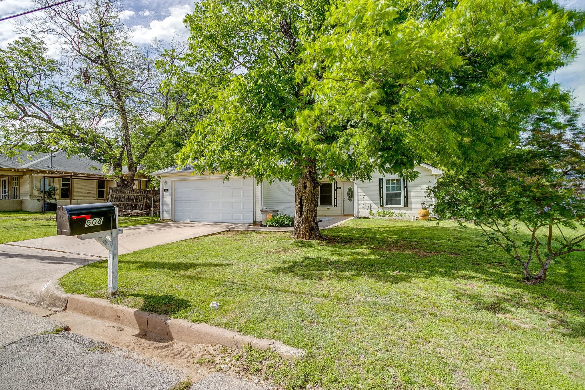 Single Family Residence For Rent in Palo Pinto County , 508 NW 5th Street, Mineral Wells, Texas 76067, 3 Bedroom, 2 Bathroom, 2 Garage spaces, 1,594 Sqft, built in 2009, mls#21348844, Real Estate Agent in Mineral Wells, Homes For Rent in Palo Pinto county, Homes For Rent in Mineral Wells, Realtor in Mineral Wells Texas, Real Estate Brokerage Independent Realty Texas, Luminita Cordes Realtor