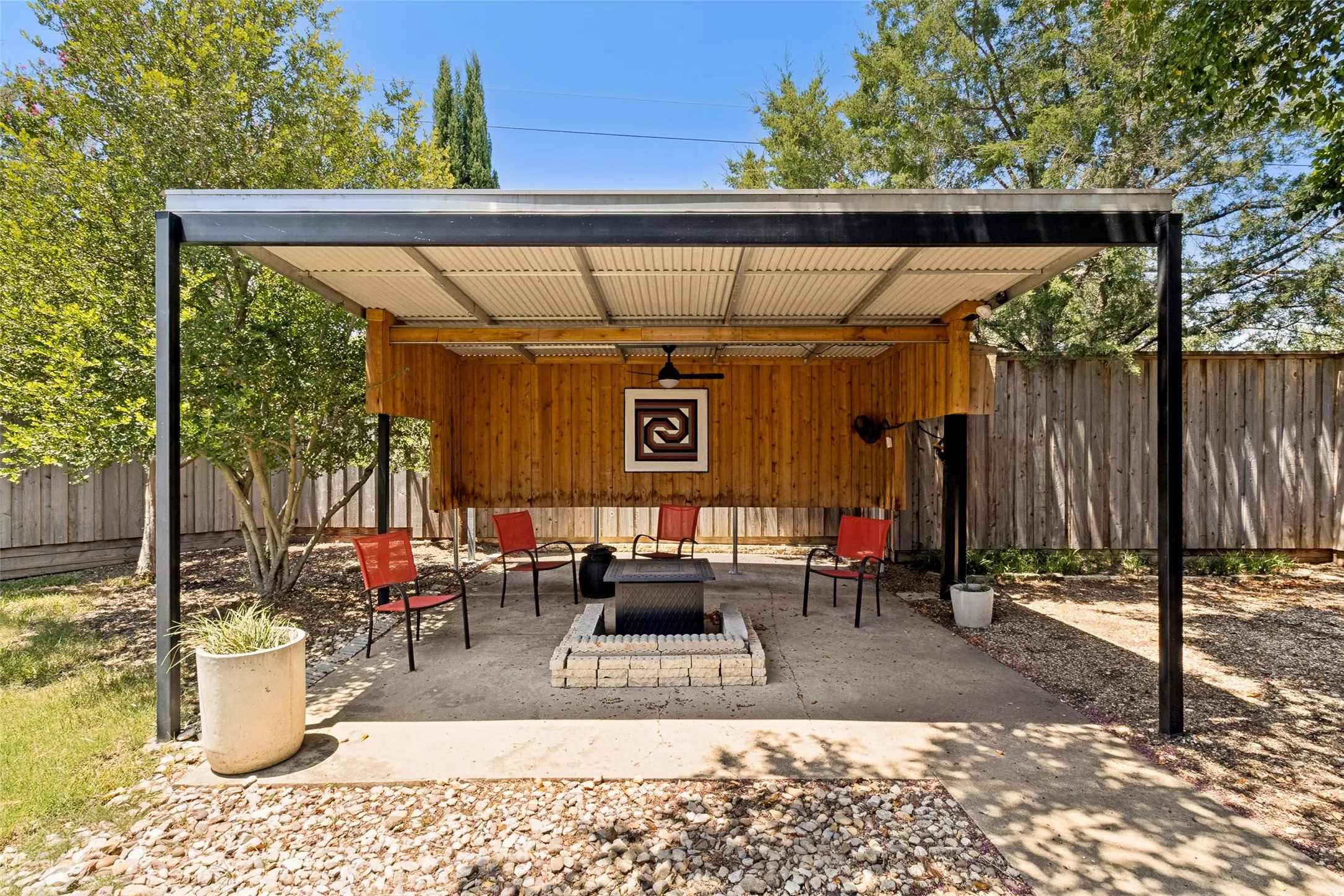 Single Family Residence For Rent in Dallas County , 6406 Chesley Lane, Dallas, Texas 75214, 3 Bedroom, 2 Bathroom, 2 Garage spaces, 1,635 Sqft, built in 1953, mls#21348821, Real Estate Agent in Dallas, Homes For Rent in Dallas county, Homes For Rent in Dallas, Realtor in Dallas Texas, Real Estate Brokerage Independent Realty Texas, Luminita Cordes Realtor