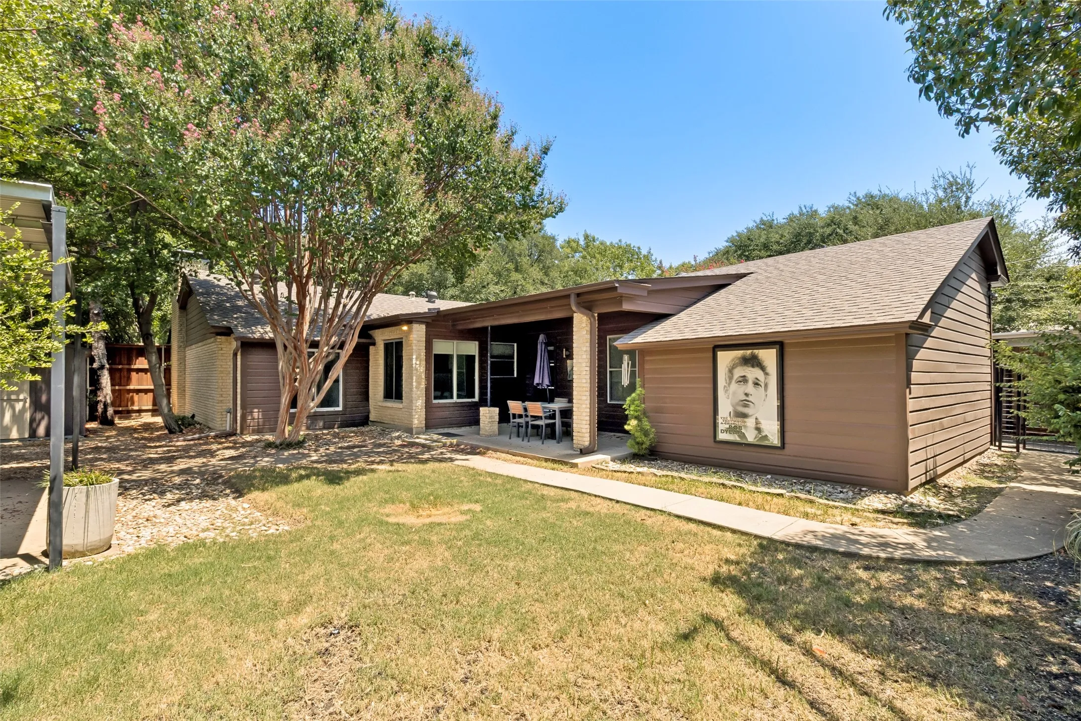 Single Family Residence For Rent in Dallas County , 6406 Chesley Lane, Dallas, Texas 75214, 3 Bedroom, 2 Bathroom, 2 Garage spaces, 1,635 Sqft, built in 1953, mls#21348821, Real Estate Agent in Dallas, Homes For Rent in Dallas county, Homes For Rent in Dallas, Realtor in Dallas Texas, Real Estate Brokerage Independent Realty Texas, Luminita Cordes Realtor