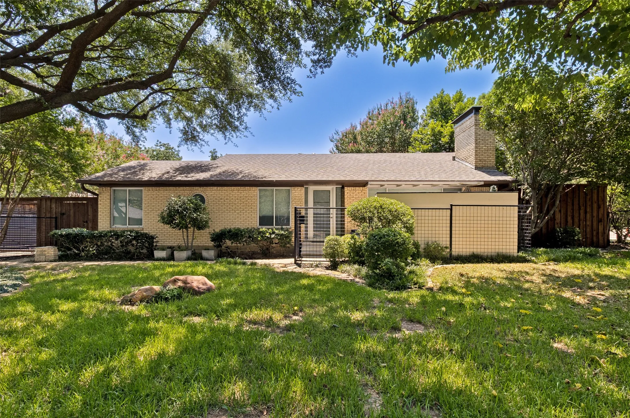Single Family Residence For Rent in Dallas County , 6406 Chesley Lane, Dallas, Texas 75214, 3 Bedroom, 2 Bathroom, 2 Garage spaces, 1,635 Sqft, built in 1953, mls#21348821, Real Estate Agent in Dallas, Homes For Rent in Dallas county, Homes For Rent in Dallas, Realtor in Dallas Texas, Real Estate Brokerage Independent Realty Texas, Luminita Cordes Realtor