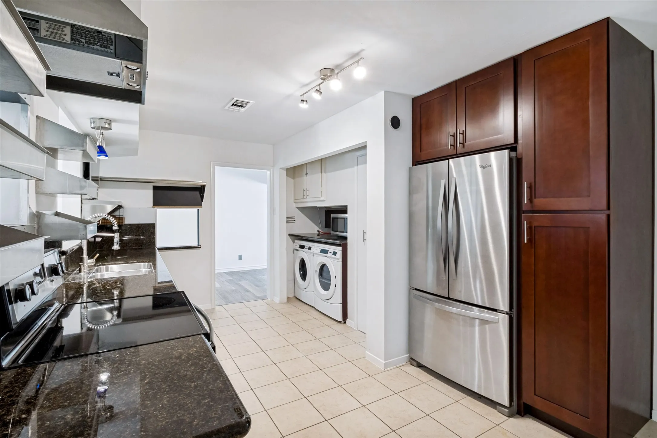 Single Family Residence For Rent in Dallas County , 6406 Chesley Lane, Dallas, Texas 75214, 3 Bedroom, 2 Bathroom, 2 Garage spaces, 1,635 Sqft, built in 1953, mls#21348821, Real Estate Agent in Dallas, Homes For Rent in Dallas county, Homes For Rent in Dallas, Realtor in Dallas Texas, Real Estate Brokerage Independent Realty Texas, Luminita Cordes Realtor