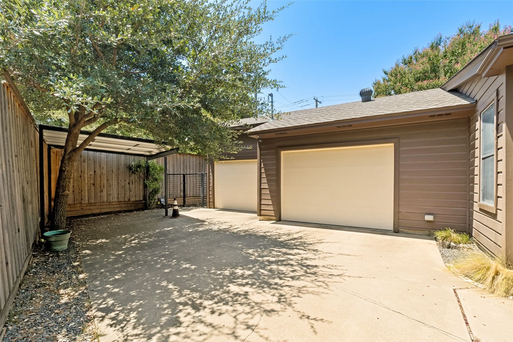 Single Family Residence For Rent in Dallas County , 6406 Chesley Lane, Dallas, Texas 75214, 3 Bedroom, 2 Bathroom, 2 Garage spaces, 1,635 Sqft, built in 1953, mls#21348821, Real Estate Agent in Dallas, Homes For Rent in Dallas county, Homes For Rent in Dallas, Realtor in Dallas Texas, Real Estate Brokerage Independent Realty Texas, Luminita Cordes Realtor