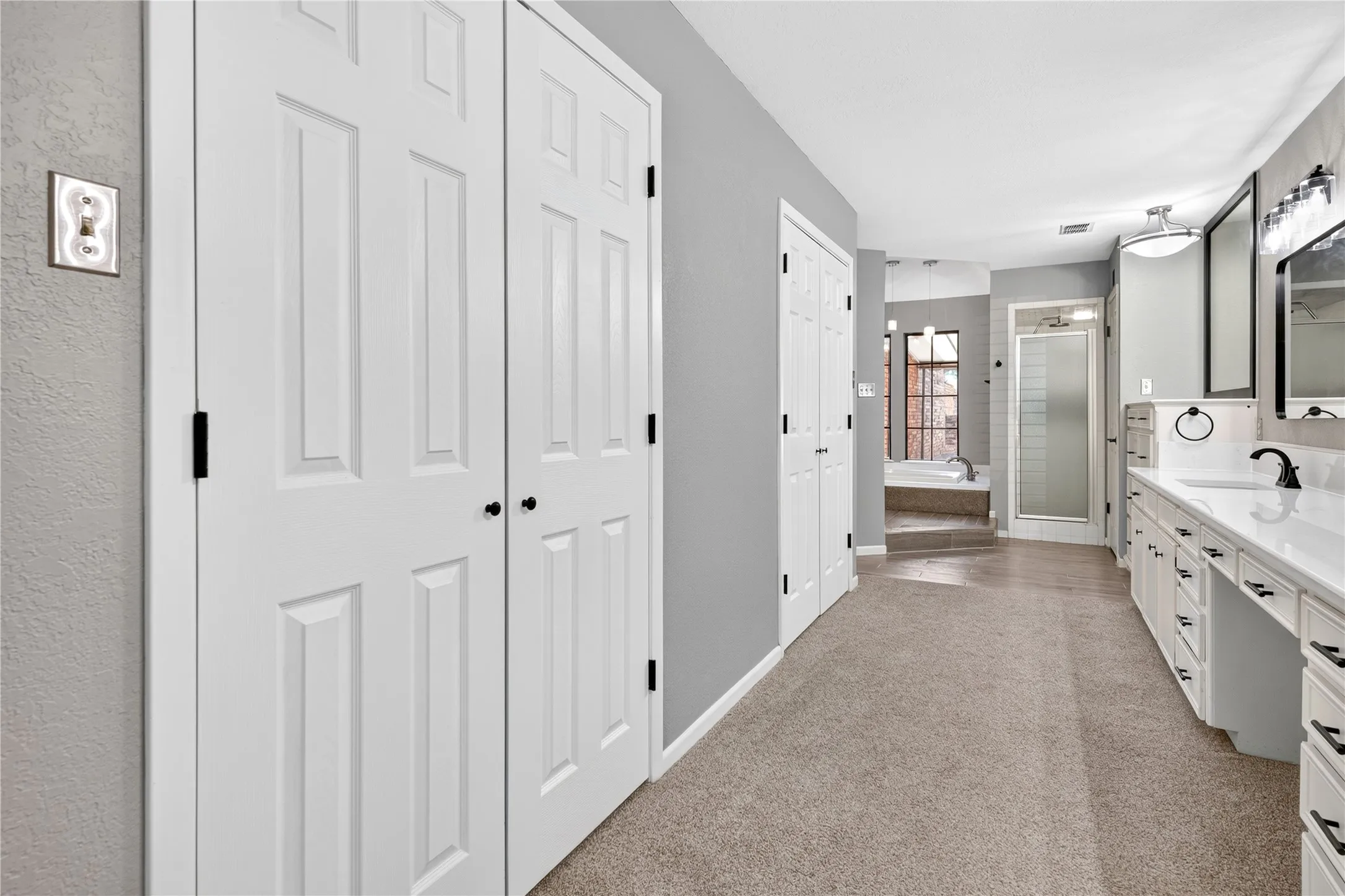 Two sets of double doors for easy access to the closet.