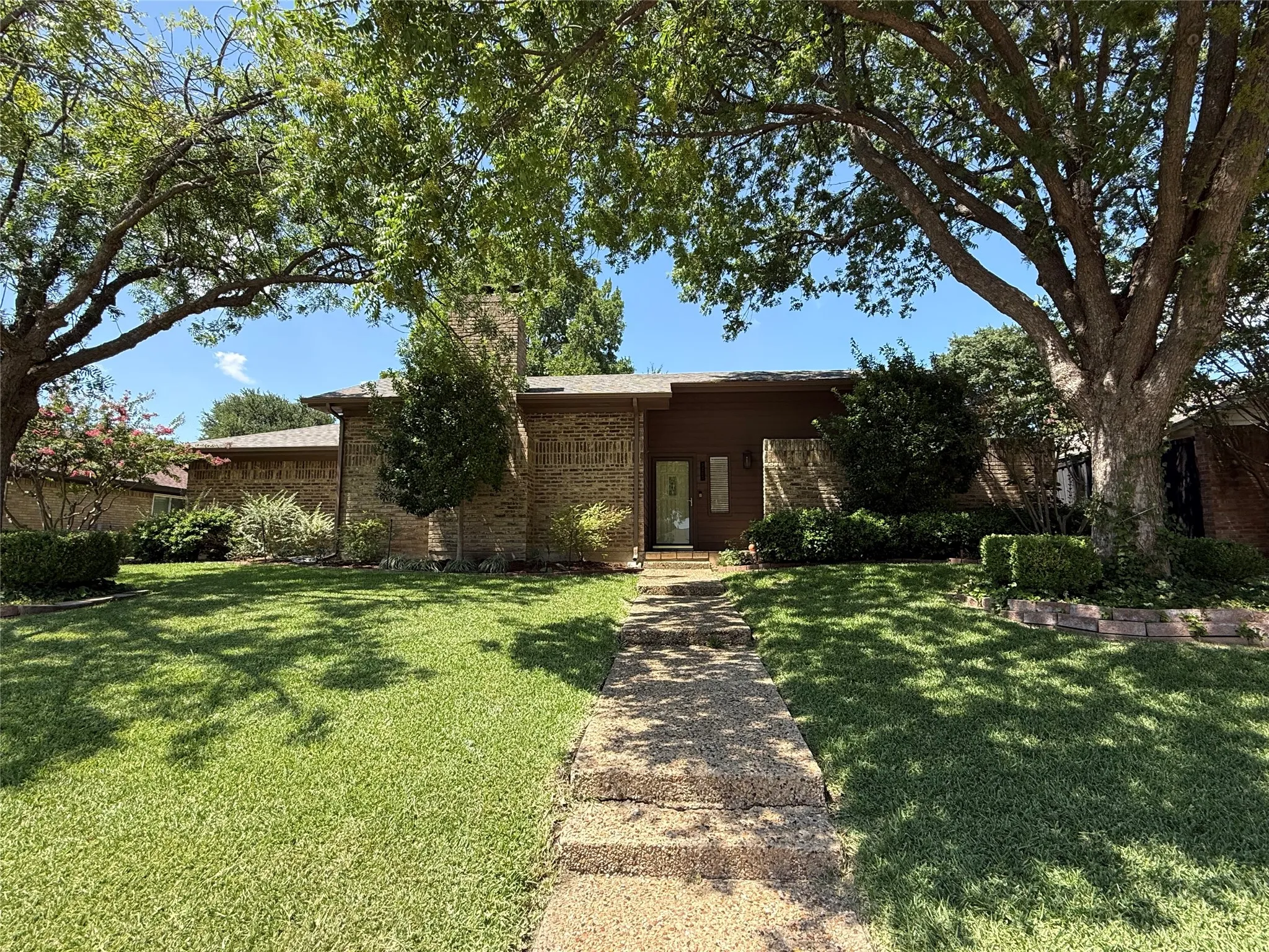Single Family Residence For Sale in Collin County , 3205 Cross Bend Road, Plano, Texas 75023, 3 Bedroom, 3 Bathroom, 2 Garage spaces, 2,240 Sqft, built in 1978, mls#21344843, Real Estate Agent in Plano, Homes For Sale in Collin county, Homes For Sale in Plano, Realtor in Plano Texas, Real Estate Brokerage Independent Realty Texas, Luminita Cordes Realtor