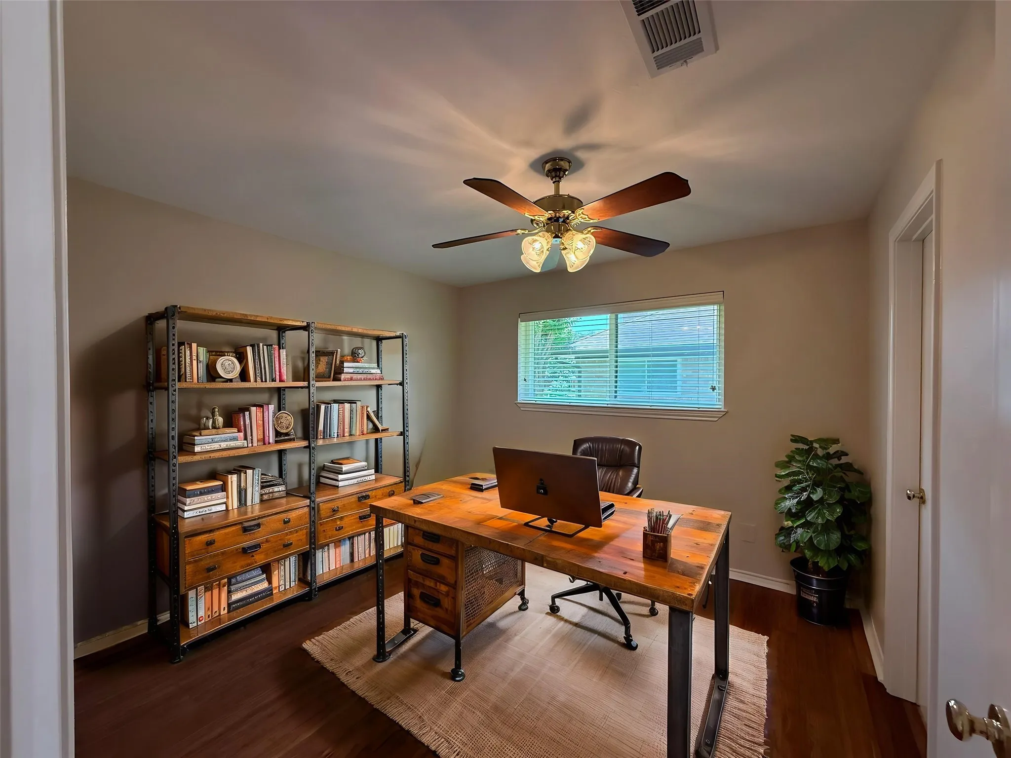 Spare bedroom that can be used as an office