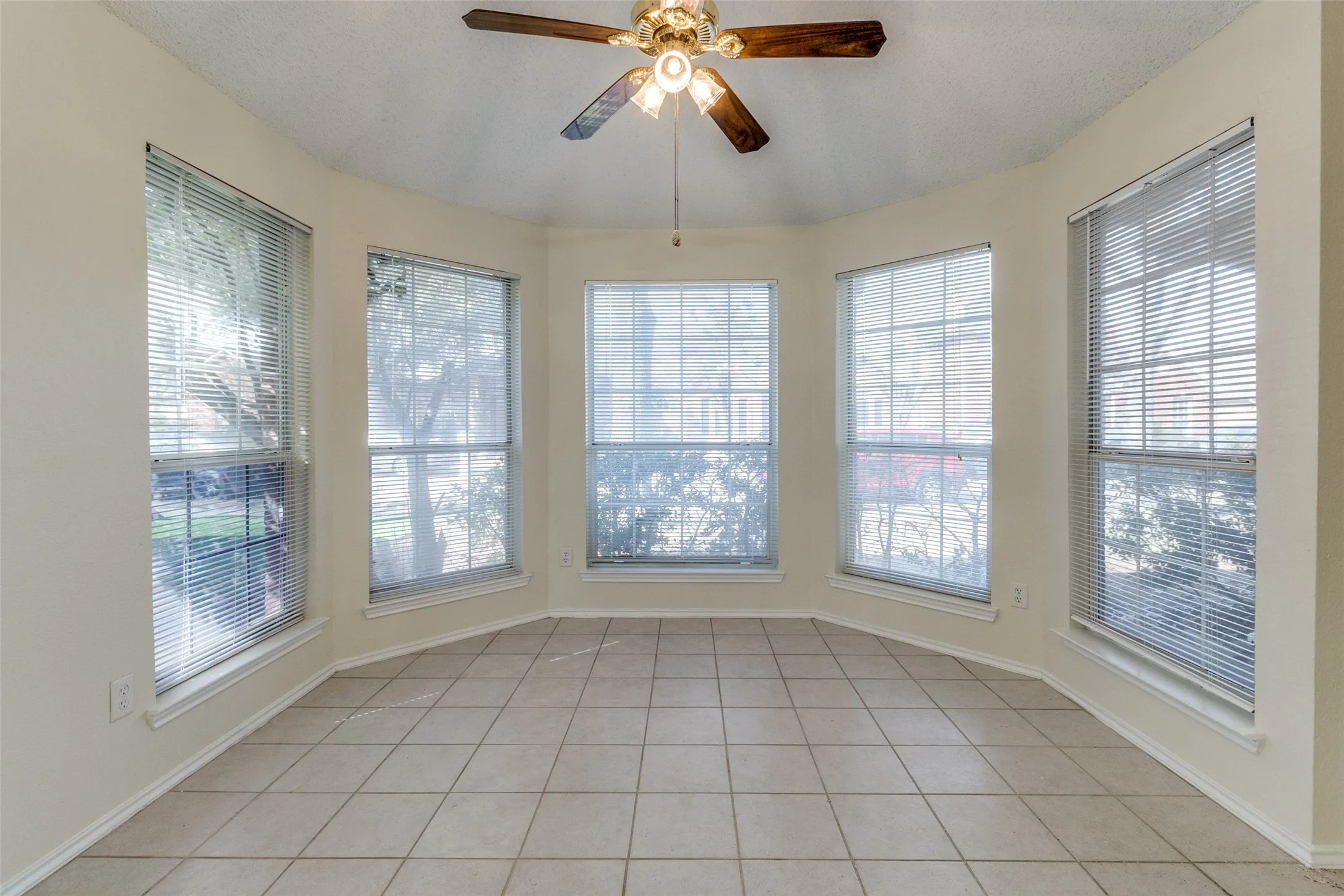 Single Family Residence For Sale in Dallas County , 718 Indianpaint Drive, Mesquite, Texas 75149, 3 Bedroom, 2 Bathroom, 2 Garage spaces, 1,341 Sqft, built in 1995, mls#21348921, Real Estate Agent in Mesquite, Homes For Sale in Dallas county, Homes For Sale in Mesquite, Realtor in Mesquite Texas, Real Estate Brokerage Independent Realty Texas, Luminita Cordes Realtor