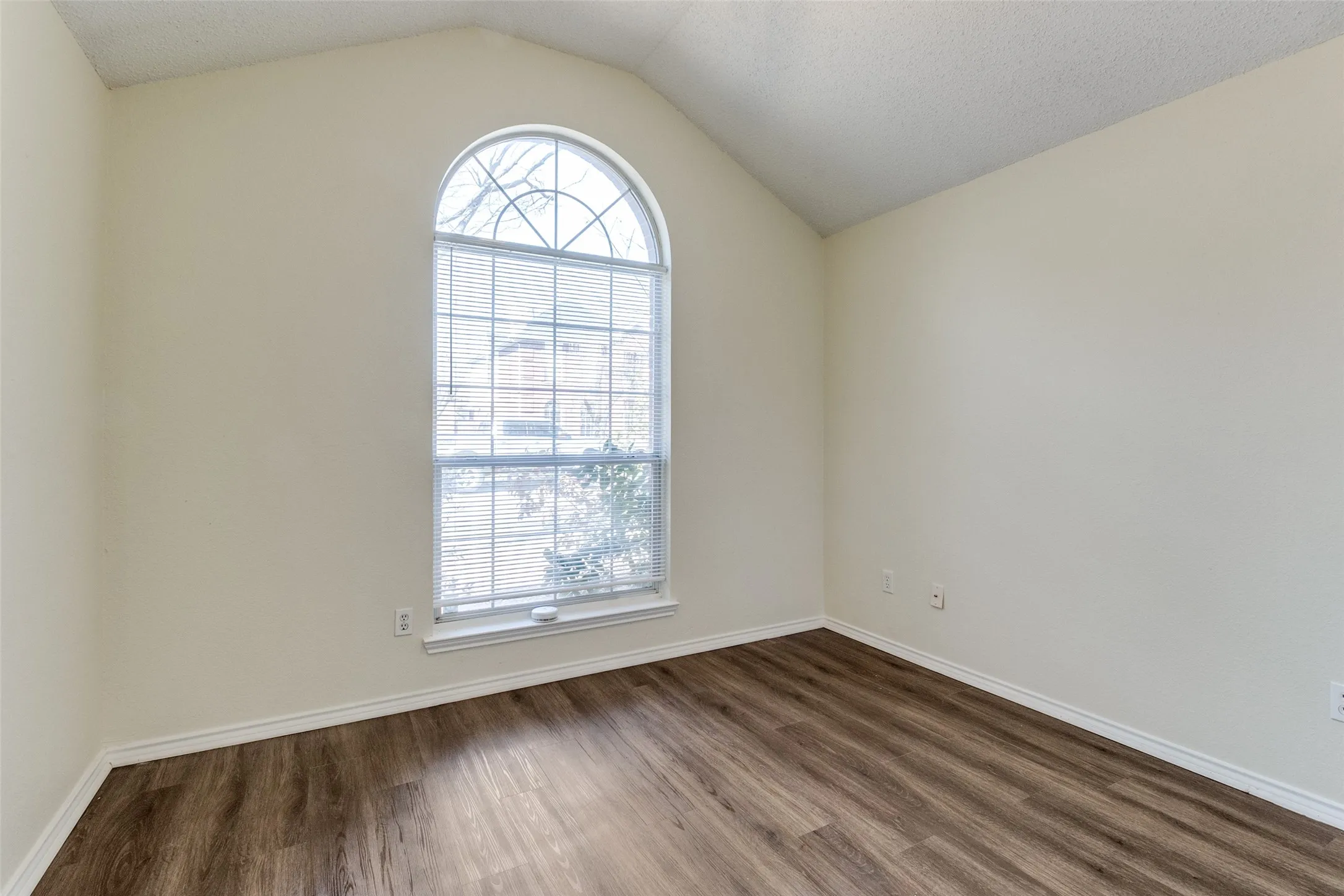 Single Family Residence For Sale in Dallas County , 718 Indianpaint Drive, Mesquite, Texas 75149, 3 Bedroom, 2 Bathroom, 2 Garage spaces, 1,341 Sqft, built in 1995, mls#21348921, Real Estate Agent in Mesquite, Homes For Sale in Dallas county, Homes For Sale in Mesquite, Realtor in Mesquite Texas, Real Estate Brokerage Independent Realty Texas, Luminita Cordes Realtor