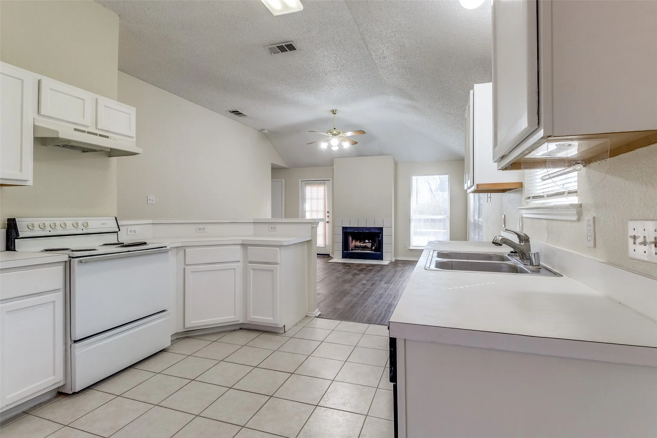 Single Family Residence For Sale in Dallas County , 718 Indianpaint Drive, Mesquite, Texas 75149, 3 Bedroom, 2 Bathroom, 2 Garage spaces, 1,341 Sqft, built in 1995, mls#21348921, Real Estate Agent in Mesquite, Homes For Sale in Dallas county, Homes For Sale in Mesquite, Realtor in Mesquite Texas, Real Estate Brokerage Independent Realty Texas, Luminita Cordes Realtor