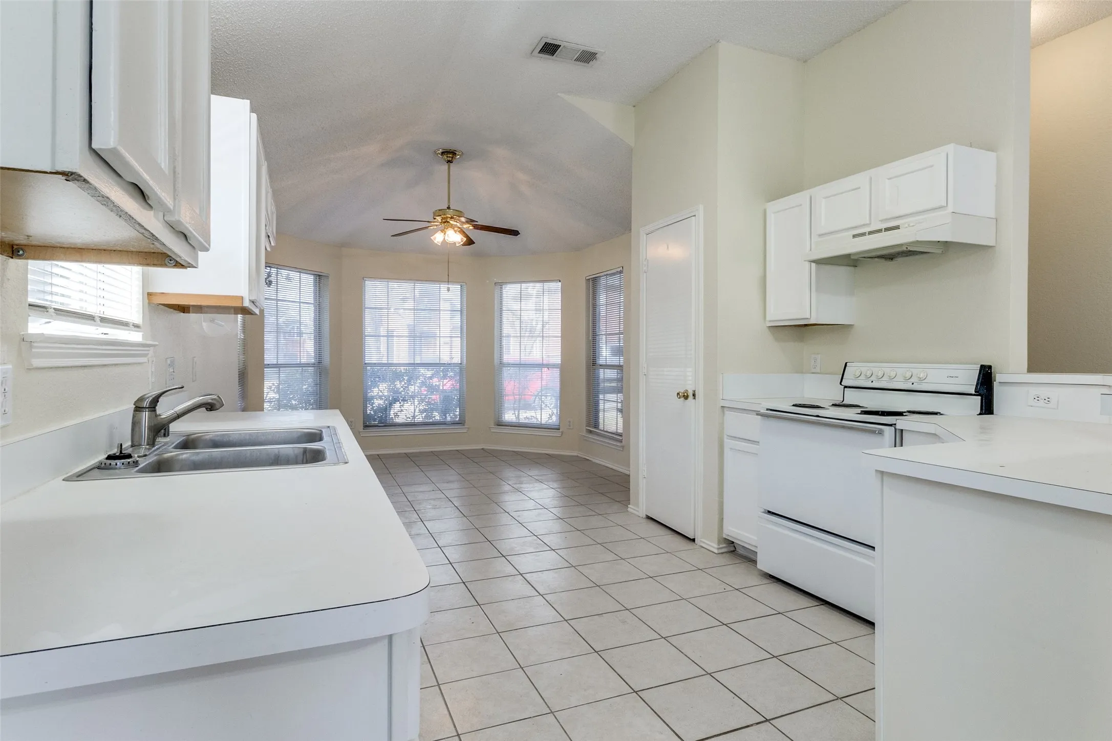 Single Family Residence For Sale in Dallas County , 718 Indianpaint Drive, Mesquite, Texas 75149, 3 Bedroom, 2 Bathroom, 2 Garage spaces, 1,341 Sqft, built in 1995, mls#21348921, Real Estate Agent in Mesquite, Homes For Sale in Dallas county, Homes For Sale in Mesquite, Realtor in Mesquite Texas, Real Estate Brokerage Independent Realty Texas, Luminita Cordes Realtor