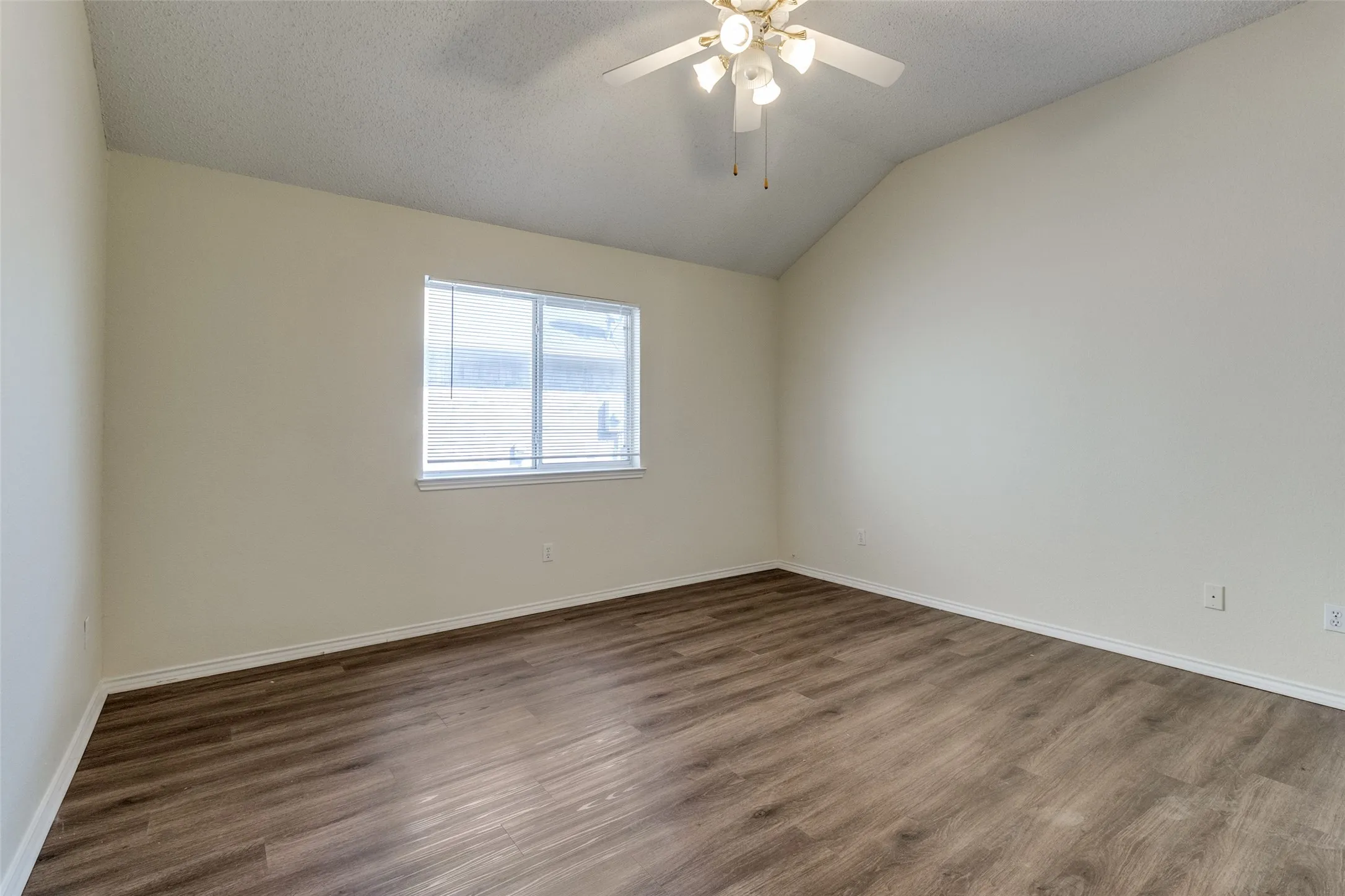 Single Family Residence For Sale in Dallas County , 718 Indianpaint Drive, Mesquite, Texas 75149, 3 Bedroom, 2 Bathroom, 2 Garage spaces, 1,341 Sqft, built in 1995, mls#21348921, Real Estate Agent in Mesquite, Homes For Sale in Dallas county, Homes For Sale in Mesquite, Realtor in Mesquite Texas, Real Estate Brokerage Independent Realty Texas, Luminita Cordes Realtor