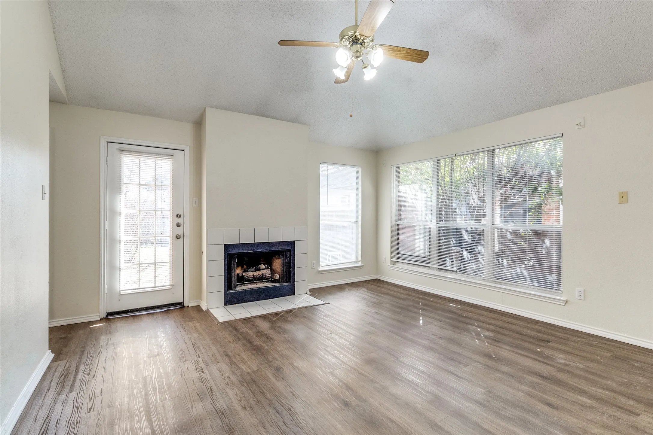 Single Family Residence For Sale in Dallas County , 718 Indianpaint Drive, Mesquite, Texas 75149, 3 Bedroom, 2 Bathroom, 2 Garage spaces, 1,341 Sqft, built in 1995, mls#21348921, Real Estate Agent in Mesquite, Homes For Sale in Dallas county, Homes For Sale in Mesquite, Realtor in Mesquite Texas, Real Estate Brokerage Independent Realty Texas, Luminita Cordes Realtor