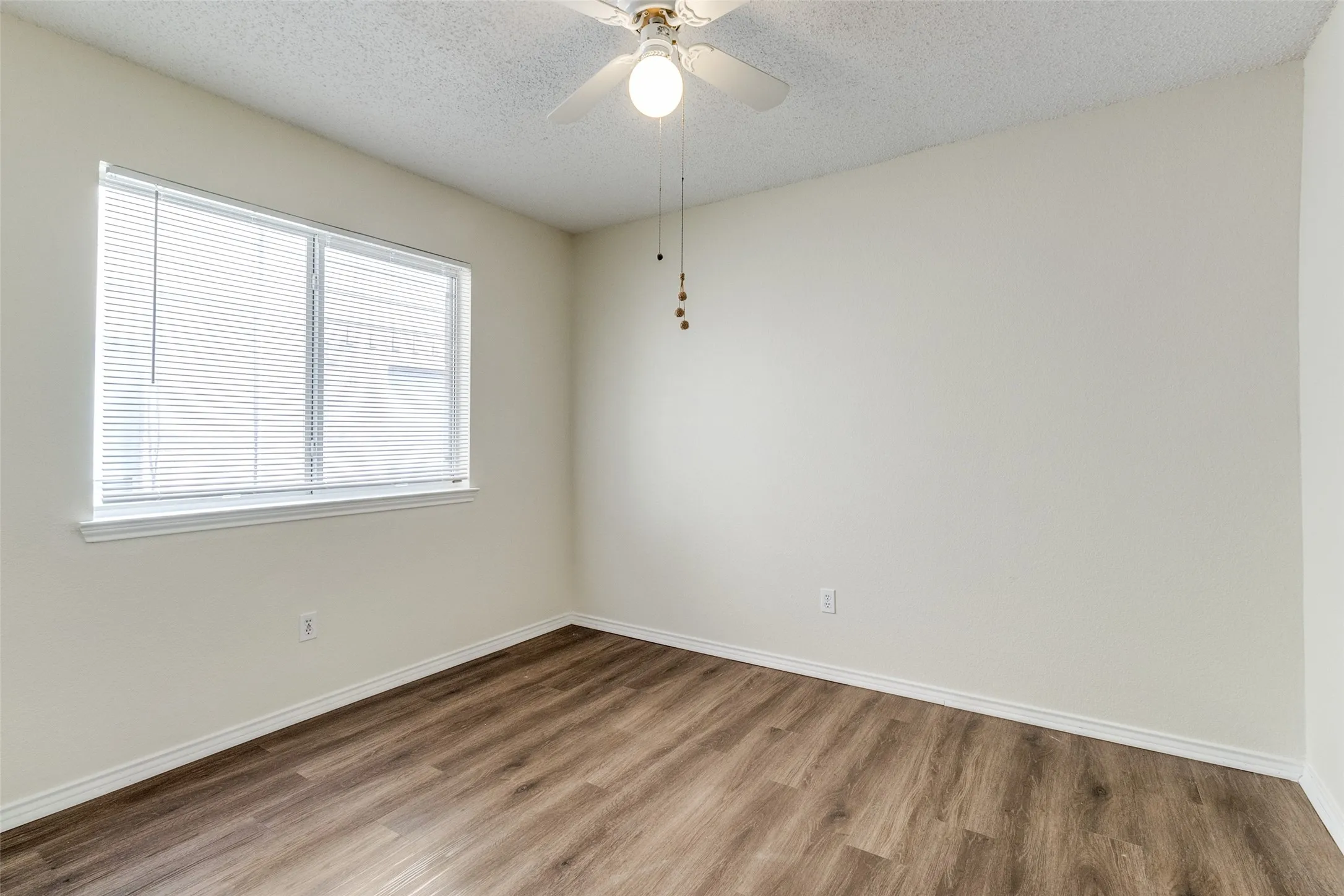 Single Family Residence For Sale in Dallas County , 718 Indianpaint Drive, Mesquite, Texas 75149, 3 Bedroom, 2 Bathroom, 2 Garage spaces, 1,341 Sqft, built in 1995, mls#21348921, Real Estate Agent in Mesquite, Homes For Sale in Dallas county, Homes For Sale in Mesquite, Realtor in Mesquite Texas, Real Estate Brokerage Independent Realty Texas, Luminita Cordes Realtor