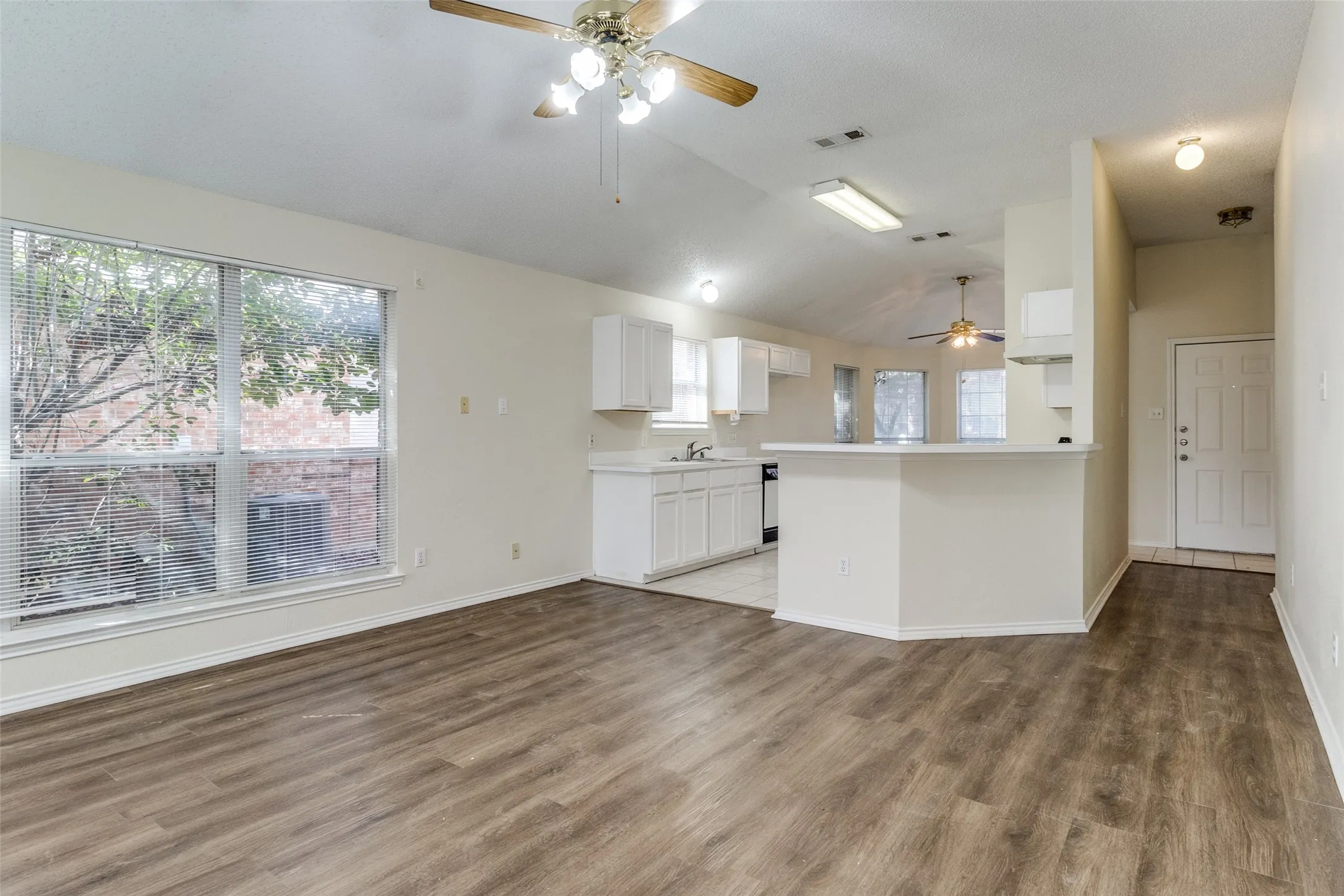 Single Family Residence For Sale in Dallas County , 718 Indianpaint Drive, Mesquite, Texas 75149, 3 Bedroom, 2 Bathroom, 2 Garage spaces, 1,341 Sqft, built in 1995, mls#21348921, Real Estate Agent in Mesquite, Homes For Sale in Dallas county, Homes For Sale in Mesquite, Realtor in Mesquite Texas, Real Estate Brokerage Independent Realty Texas, Luminita Cordes Realtor