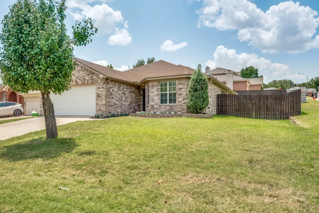 Single Family Residence For Sale in Tarrant County , 1520 Creekstone Court, Fort Worth, Texas 76112, 3 Bedroom, 2 Bathroom, 2 Garage spaces, 1,609 Sqft, built in 2001, mls#21347095, Real Estate Agent in Fort Worth, Homes For Sale in Tarrant county, Homes For Sale in Fort Worth, Realtor in Fort Worth Texas, Real Estate Brokerage Independent Realty Texas, Luminita Cordes Realtor
