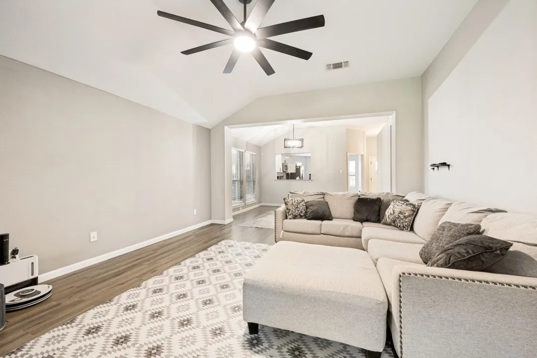 Single Family Residence For Sale in Tarrant County , 1520 Creekstone Court, Fort Worth, Texas 76112, 3 Bedroom, 2 Bathroom, 2 Garage spaces, 1,609 Sqft, built in 2001, mls#21347095, Real Estate Agent in Fort Worth, Homes For Sale in Tarrant county, Homes For Sale in Fort Worth, Realtor in Fort Worth Texas, Real Estate Brokerage Independent Realty Texas, Luminita Cordes Realtor