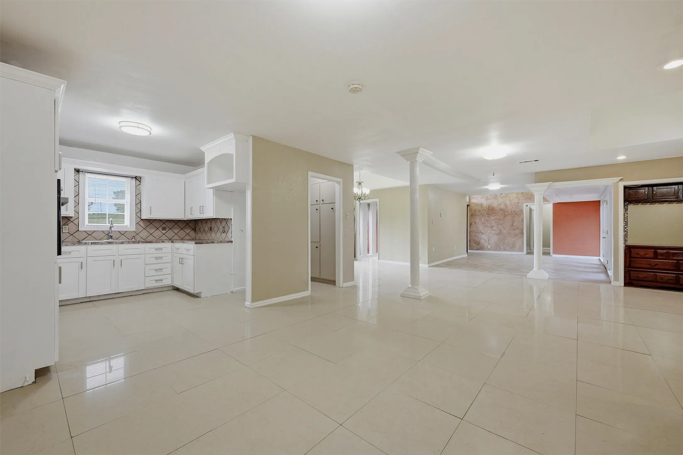 Single Family Residence For Sale in Grayson County , 2011 W Houston Street, Sherman, Texas 75092, 6 Bedroom, 4 Bathroom, Garage spaces, 2,737 Sqft, built in 1962, mls#21347124, Real Estate Agent in Sherman, Homes For Sale in Grayson county, Homes For Sale in Sherman, Realtor in Sherman Texas, Real Estate Brokerage Independent Realty Texas, Luminita Cordes Realtor