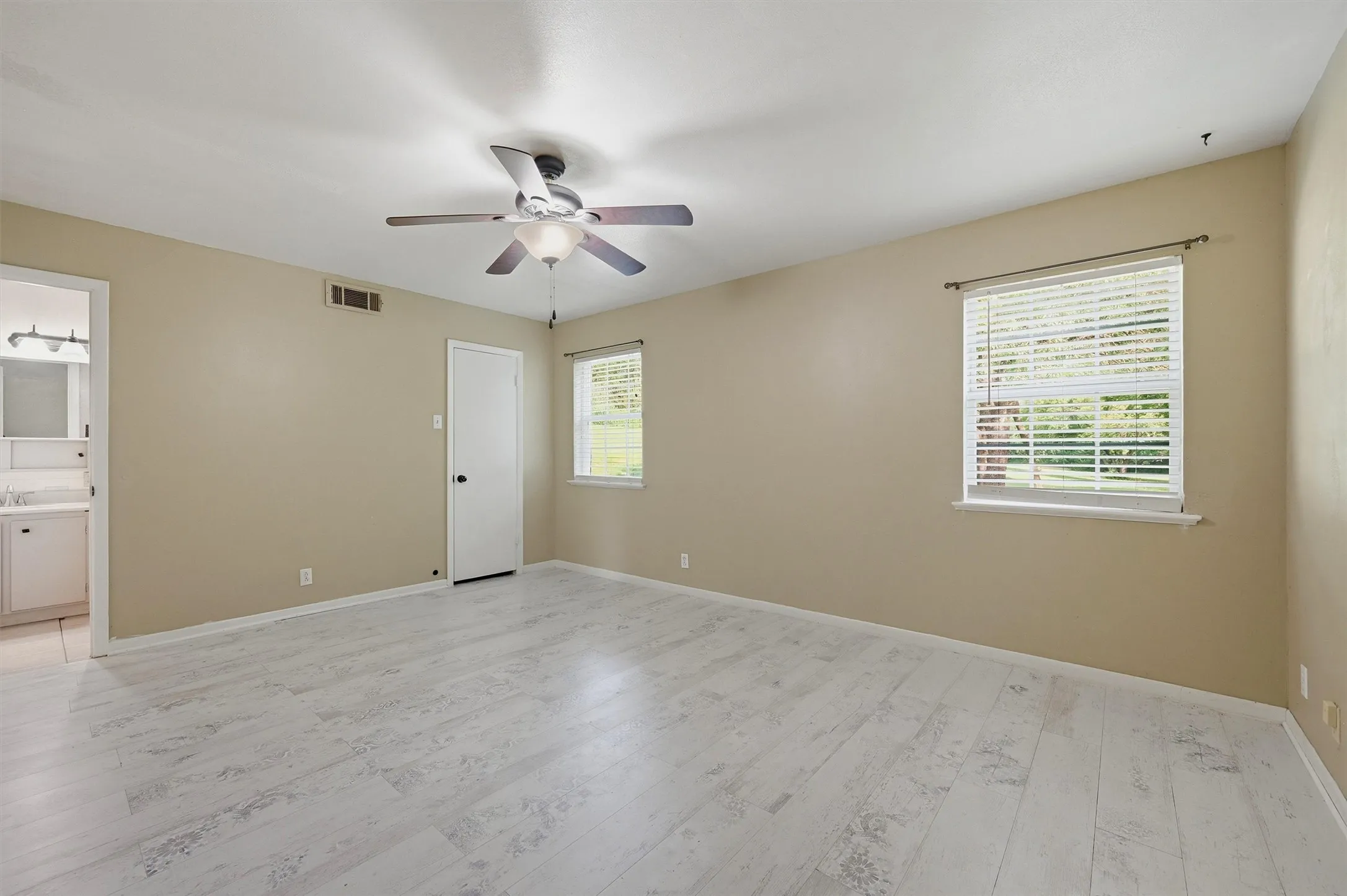 Single Family Residence For Sale in Grayson County , 2011 W Houston Street, Sherman, Texas 75092, 6 Bedroom, 4 Bathroom, Garage spaces, 2,737 Sqft, built in 1962, mls#21347124, Real Estate Agent in Sherman, Homes For Sale in Grayson county, Homes For Sale in Sherman, Realtor in Sherman Texas, Real Estate Brokerage Independent Realty Texas, Luminita Cordes Realtor