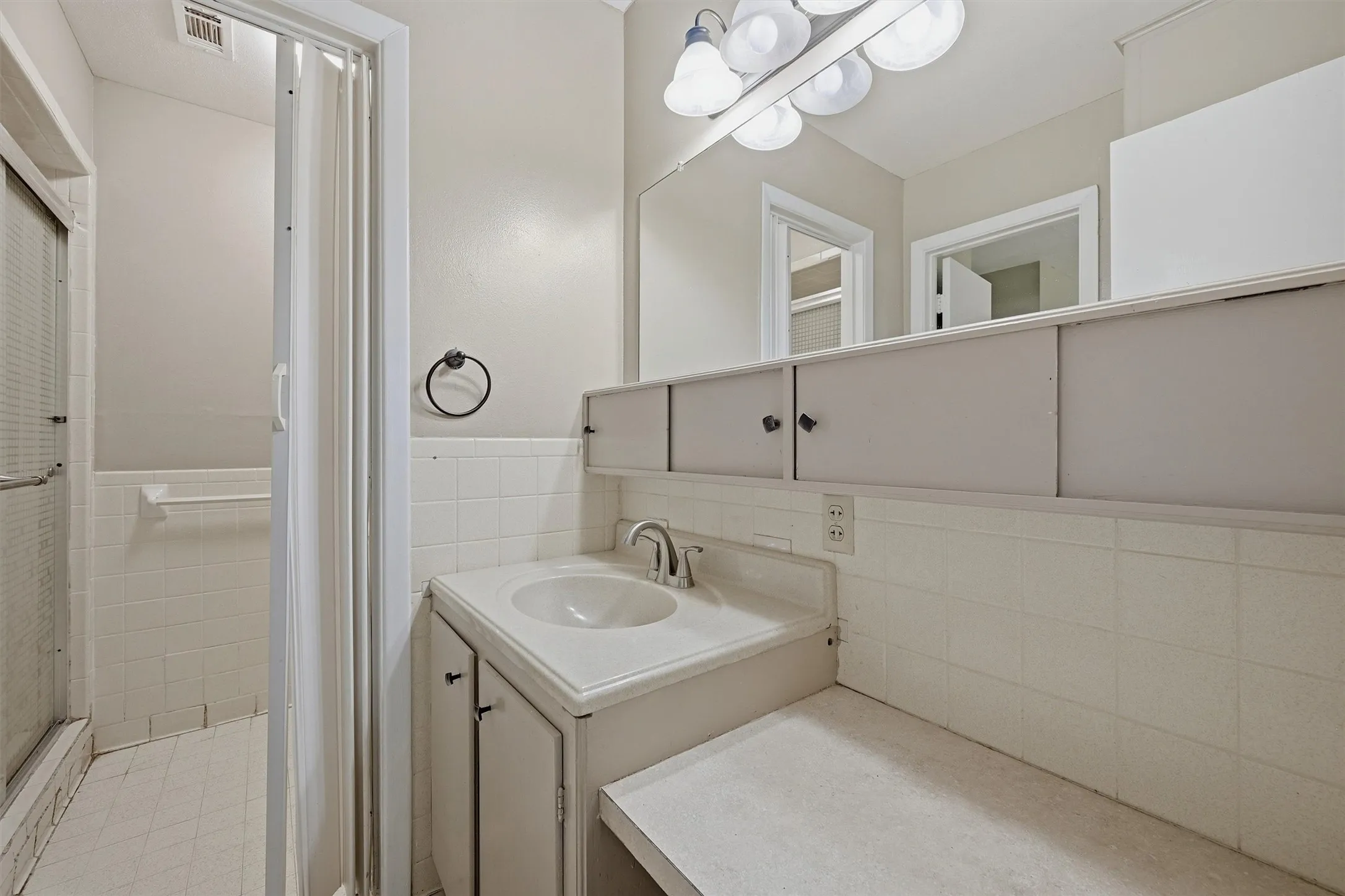 Single Family Residence For Sale in Grayson County , 2011 W Houston Street, Sherman, Texas 75092, 6 Bedroom, 4 Bathroom, Garage spaces, 2,737 Sqft, built in 1962, mls#21347124, Real Estate Agent in Sherman, Homes For Sale in Grayson county, Homes For Sale in Sherman, Realtor in Sherman Texas, Real Estate Brokerage Independent Realty Texas, Luminita Cordes Realtor
