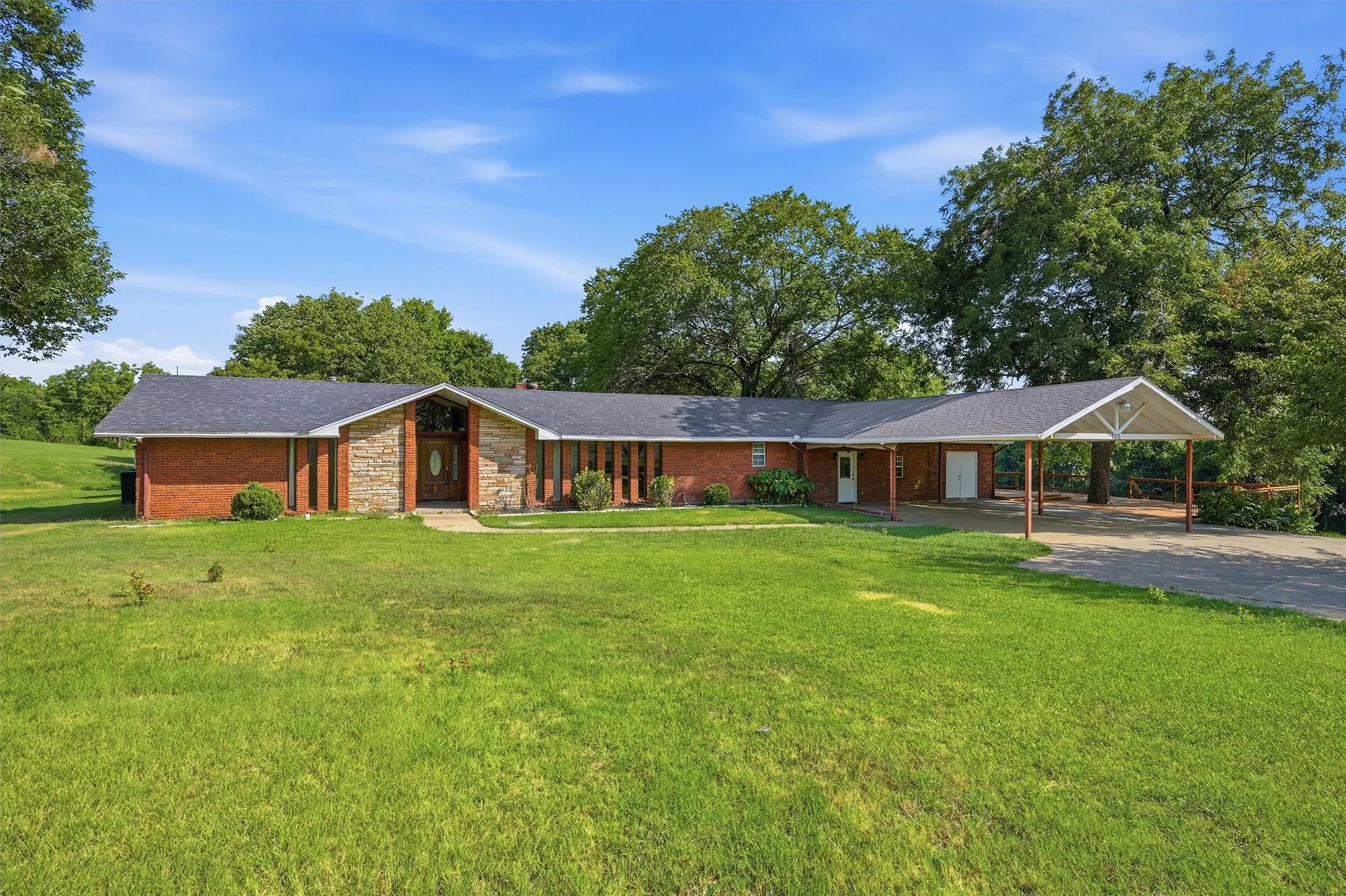 Single Family Residence For Sale in Grayson County , 2011 W Houston Street, Sherman, Texas 75092, 6 Bedroom, 4 Bathroom, Garage spaces, 2,737 Sqft, built in 1962, mls#21347124, Real Estate Agent in Sherman, Homes For Sale in Grayson county, Homes For Sale in Sherman, Realtor in Sherman Texas, Real Estate Brokerage Independent Realty Texas, Luminita Cordes Realtor