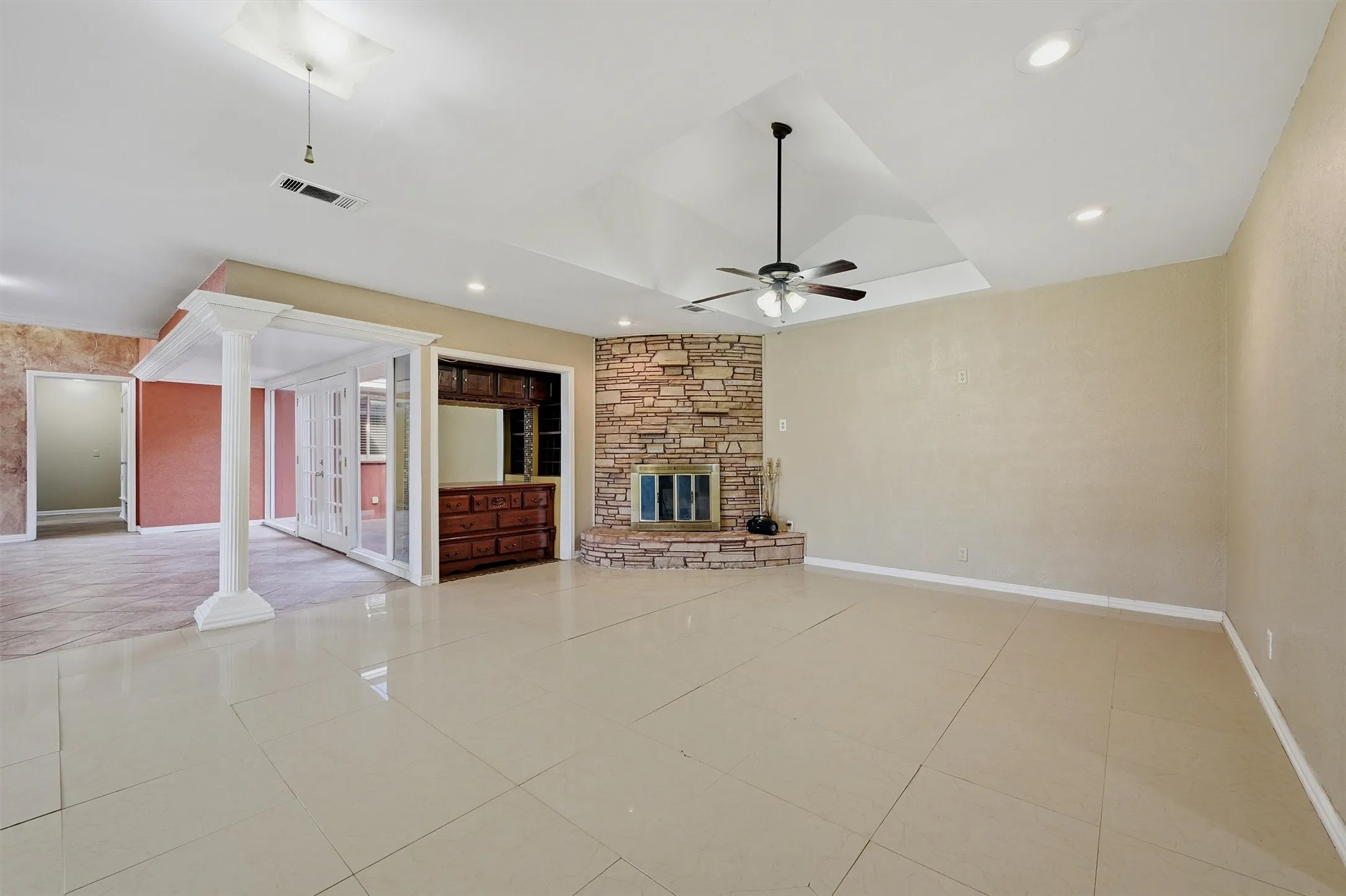 Single Family Residence For Sale in Grayson County , 2011 W Houston Street, Sherman, Texas 75092, 6 Bedroom, 4 Bathroom, Garage spaces, 2,737 Sqft, built in 1962, mls#21347124, Real Estate Agent in Sherman, Homes For Sale in Grayson county, Homes For Sale in Sherman, Realtor in Sherman Texas, Real Estate Brokerage Independent Realty Texas, Luminita Cordes Realtor