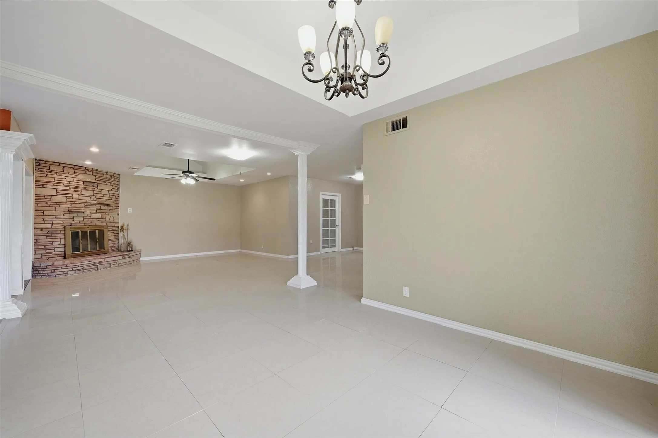 Single Family Residence For Sale in Grayson County , 2011 W Houston Street, Sherman, Texas 75092, 6 Bedroom, 4 Bathroom, Garage spaces, 2,737 Sqft, built in 1962, mls#21347124, Real Estate Agent in Sherman, Homes For Sale in Grayson county, Homes For Sale in Sherman, Realtor in Sherman Texas, Real Estate Brokerage Independent Realty Texas, Luminita Cordes Realtor