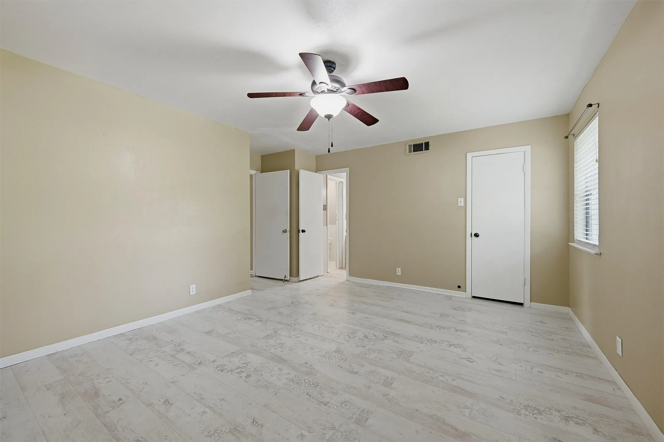 Single Family Residence For Sale in Grayson County , 2011 W Houston Street, Sherman, Texas 75092, 6 Bedroom, 4 Bathroom, Garage spaces, 2,737 Sqft, built in 1962, mls#21347124, Real Estate Agent in Sherman, Homes For Sale in Grayson county, Homes For Sale in Sherman, Realtor in Sherman Texas, Real Estate Brokerage Independent Realty Texas, Luminita Cordes Realtor