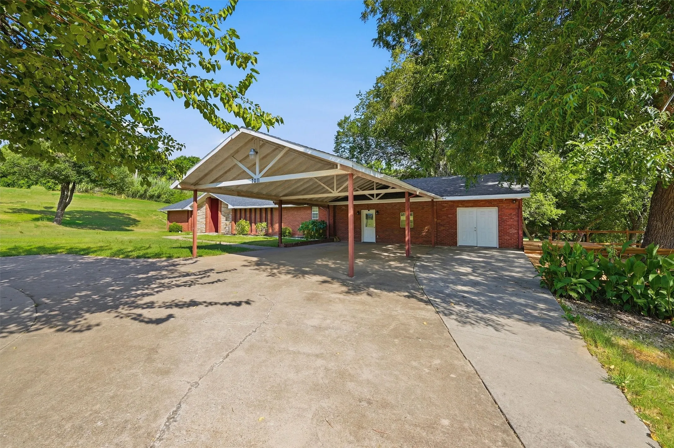 Single Family Residence For Sale in Grayson County , 2011 W Houston Street, Sherman, Texas 75092, 6 Bedroom, 4 Bathroom, Garage spaces, 2,737 Sqft, built in 1962, mls#21347124, Real Estate Agent in Sherman, Homes For Sale in Grayson county, Homes For Sale in Sherman, Realtor in Sherman Texas, Real Estate Brokerage Independent Realty Texas, Luminita Cordes Realtor