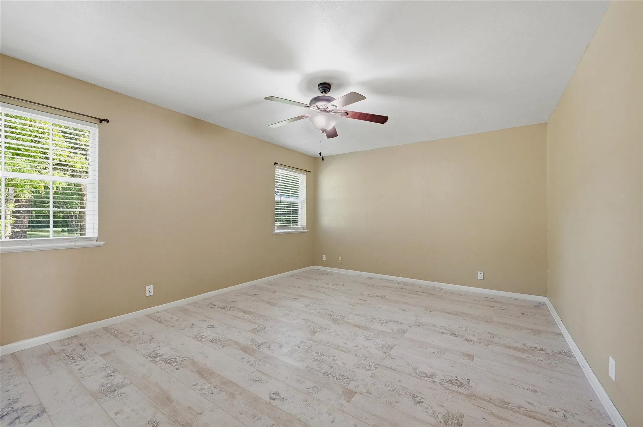Single Family Residence For Sale in Grayson County , 2011 W Houston Street, Sherman, Texas 75092, 6 Bedroom, 4 Bathroom, Garage spaces, 2,737 Sqft, built in 1962, mls#21347124, Real Estate Agent in Sherman, Homes For Sale in Grayson county, Homes For Sale in Sherman, Realtor in Sherman Texas, Real Estate Brokerage Independent Realty Texas, Luminita Cordes Realtor