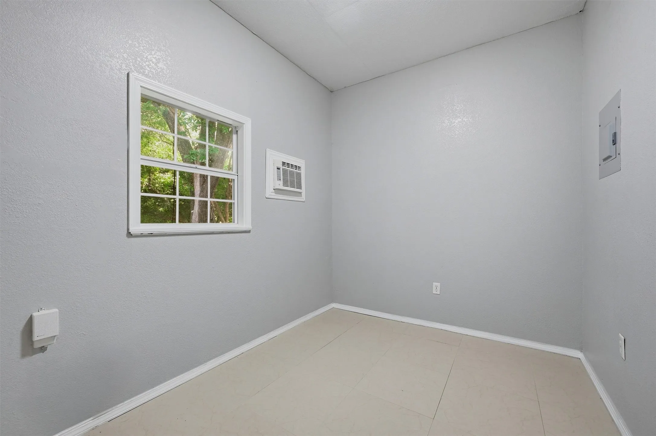 Single Family Residence For Sale in Grayson County , 2011 W Houston Street, Sherman, Texas 75092, 6 Bedroom, 4 Bathroom, Garage spaces, 2,737 Sqft, built in 1962, mls#21347124, Real Estate Agent in Sherman, Homes For Sale in Grayson county, Homes For Sale in Sherman, Realtor in Sherman Texas, Real Estate Brokerage Independent Realty Texas, Luminita Cordes Realtor