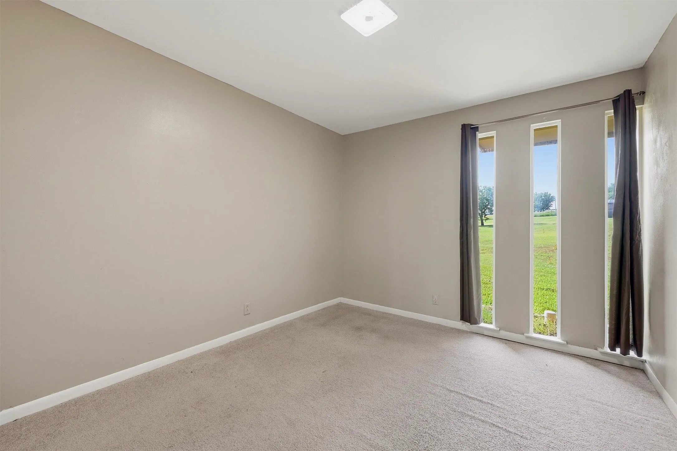 Single Family Residence For Sale in Grayson County , 2011 W Houston Street, Sherman, Texas 75092, 6 Bedroom, 4 Bathroom, Garage spaces, 2,737 Sqft, built in 1962, mls#21347124, Real Estate Agent in Sherman, Homes For Sale in Grayson county, Homes For Sale in Sherman, Realtor in Sherman Texas, Real Estate Brokerage Independent Realty Texas, Luminita Cordes Realtor