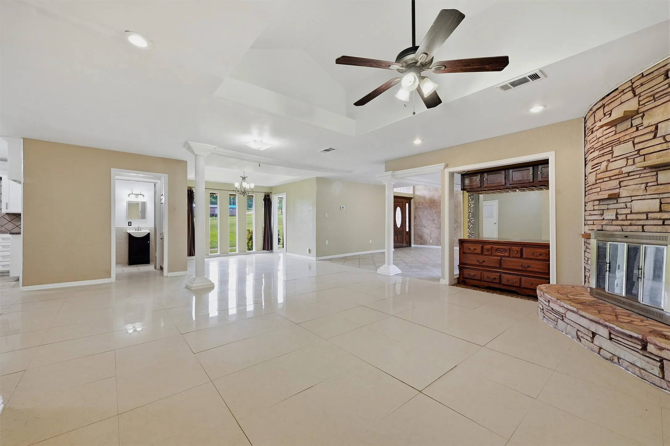 Single Family Residence For Sale in Grayson County , 2011 W Houston Street, Sherman, Texas 75092, 6 Bedroom, 4 Bathroom, Garage spaces, 2,737 Sqft, built in 1962, mls#21347124, Real Estate Agent in Sherman, Homes For Sale in Grayson county, Homes For Sale in Sherman, Realtor in Sherman Texas, Real Estate Brokerage Independent Realty Texas, Luminita Cordes Realtor