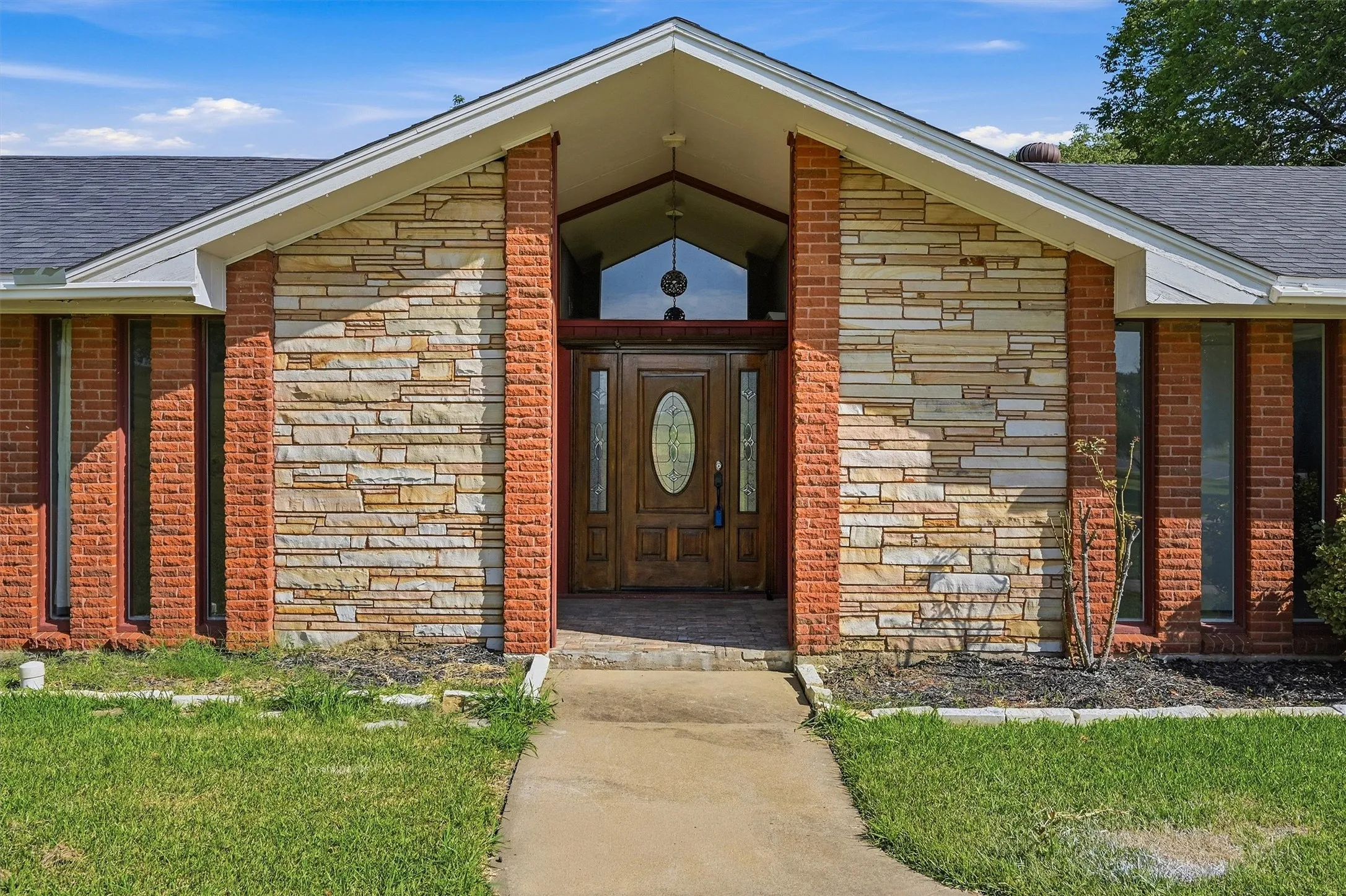 Single Family Residence For Sale in Grayson County , 2011 W Houston Street, Sherman, Texas 75092, 6 Bedroom, 4 Bathroom, Garage spaces, 2,737 Sqft, built in 1962, mls#21347124, Real Estate Agent in Sherman, Homes For Sale in Grayson county, Homes For Sale in Sherman, Realtor in Sherman Texas, Real Estate Brokerage Independent Realty Texas, Luminita Cordes Realtor