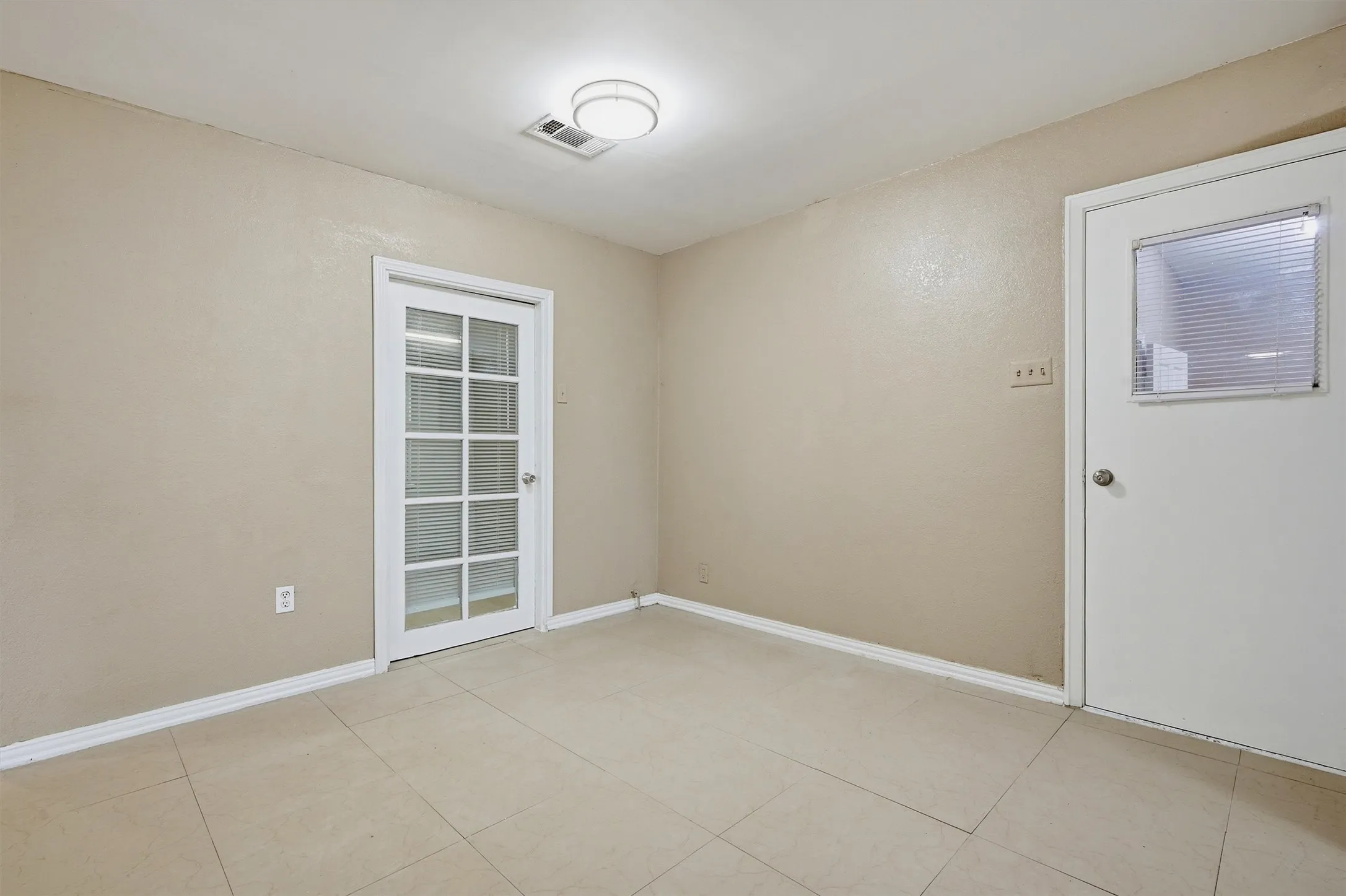 Single Family Residence For Sale in Grayson County , 2011 W Houston Street, Sherman, Texas 75092, 6 Bedroom, 4 Bathroom, Garage spaces, 2,737 Sqft, built in 1962, mls#21347124, Real Estate Agent in Sherman, Homes For Sale in Grayson county, Homes For Sale in Sherman, Realtor in Sherman Texas, Real Estate Brokerage Independent Realty Texas, Luminita Cordes Realtor