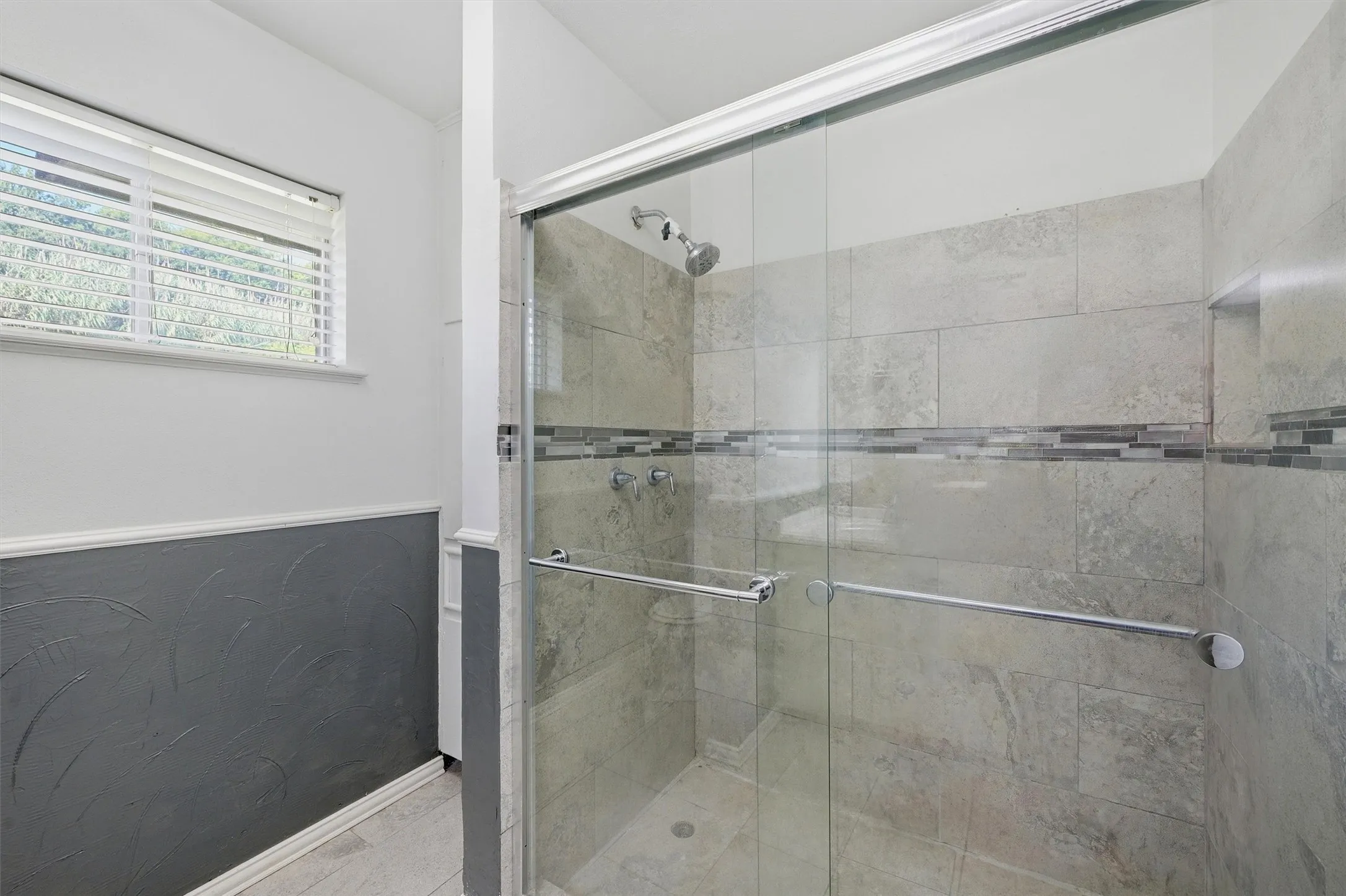 Single Family Residence For Sale in Grayson County , 2011 W Houston Street, Sherman, Texas 75092, 6 Bedroom, 4 Bathroom, Garage spaces, 2,737 Sqft, built in 1962, mls#21347124, Real Estate Agent in Sherman, Homes For Sale in Grayson county, Homes For Sale in Sherman, Realtor in Sherman Texas, Real Estate Brokerage Independent Realty Texas, Luminita Cordes Realtor