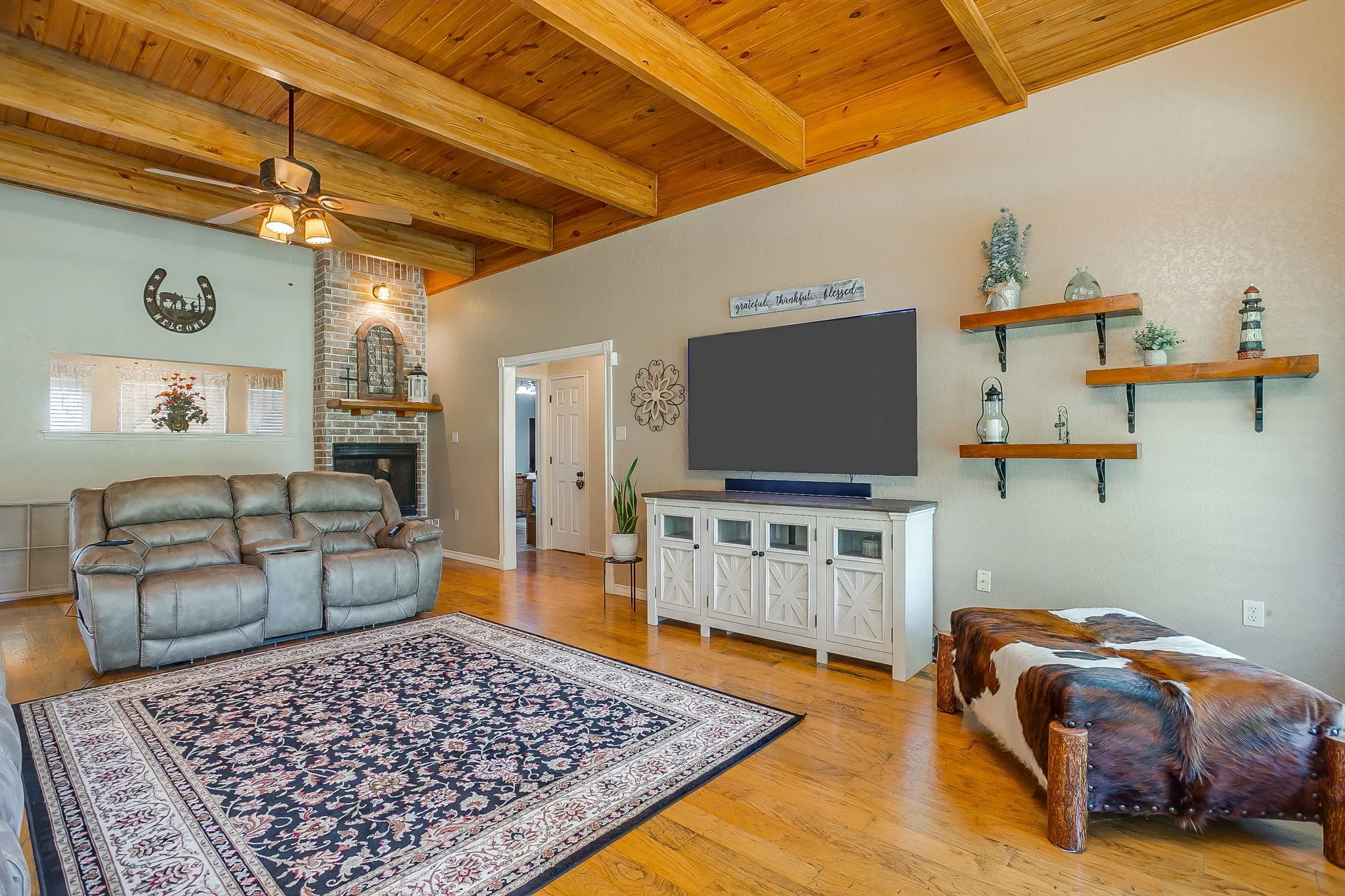 Single Family Residence For Sale in Johnson County , 7921 County Road 915b, Joshua, Texas 76058, 3 Bedroom, 2 Bathroom, 2 Garage spaces, 2,679 Sqft, built in 2007, mls#21348422, Real Estate Agent in Joshua, Homes For Sale in Johnson county, Homes For Sale in Joshua, Realtor in Joshua Texas, Real Estate Brokerage Independent Realty Texas, Luminita Cordes Realtor