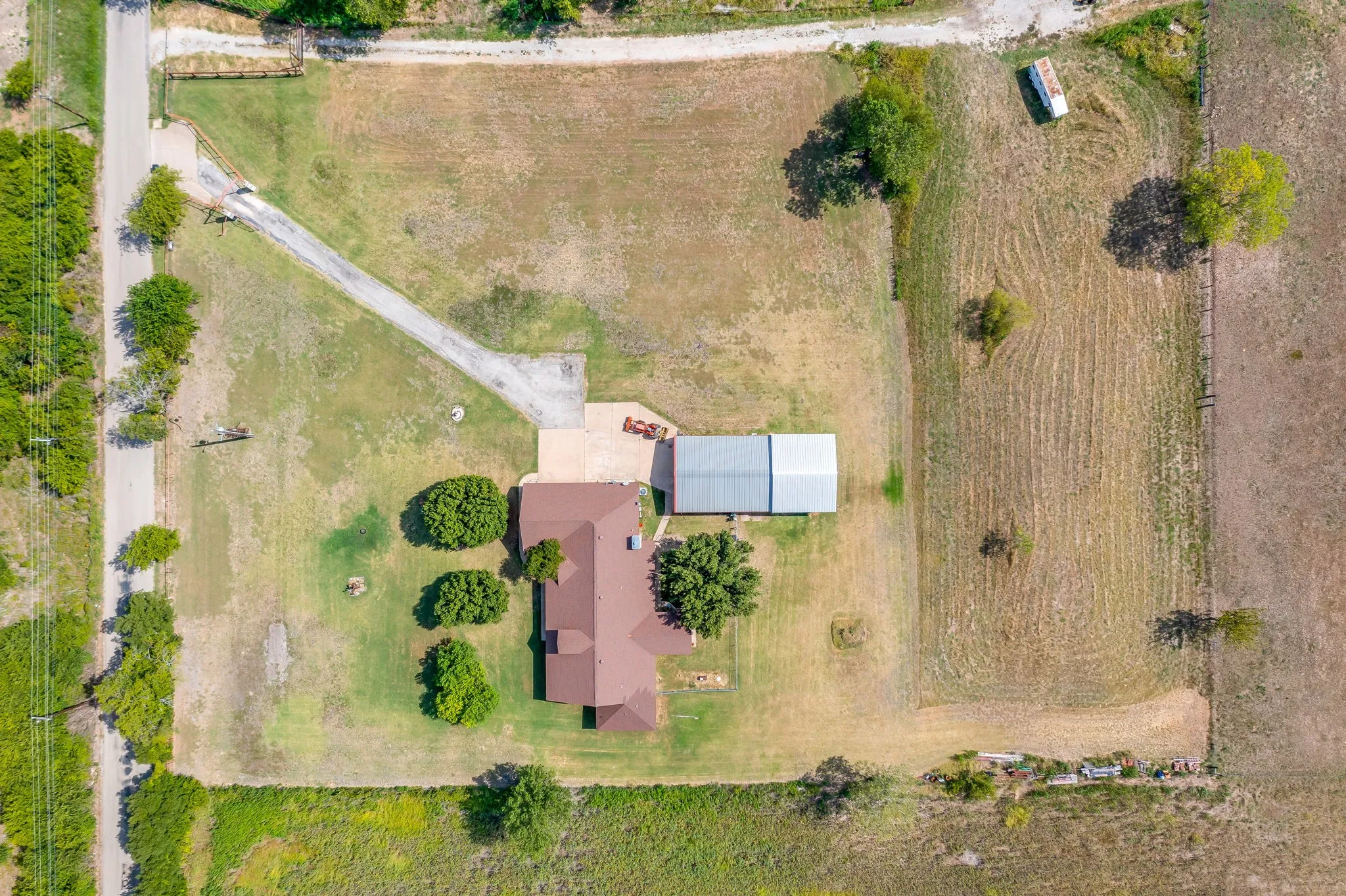 Single Family Residence For Sale in Johnson County , 7921 County Road 915b, Joshua, Texas 76058, 3 Bedroom, 2 Bathroom, 2 Garage spaces, 2,679 Sqft, built in 2007, mls#21348422, Real Estate Agent in Joshua, Homes For Sale in Johnson county, Homes For Sale in Joshua, Realtor in Joshua Texas, Real Estate Brokerage Independent Realty Texas, Luminita Cordes Realtor