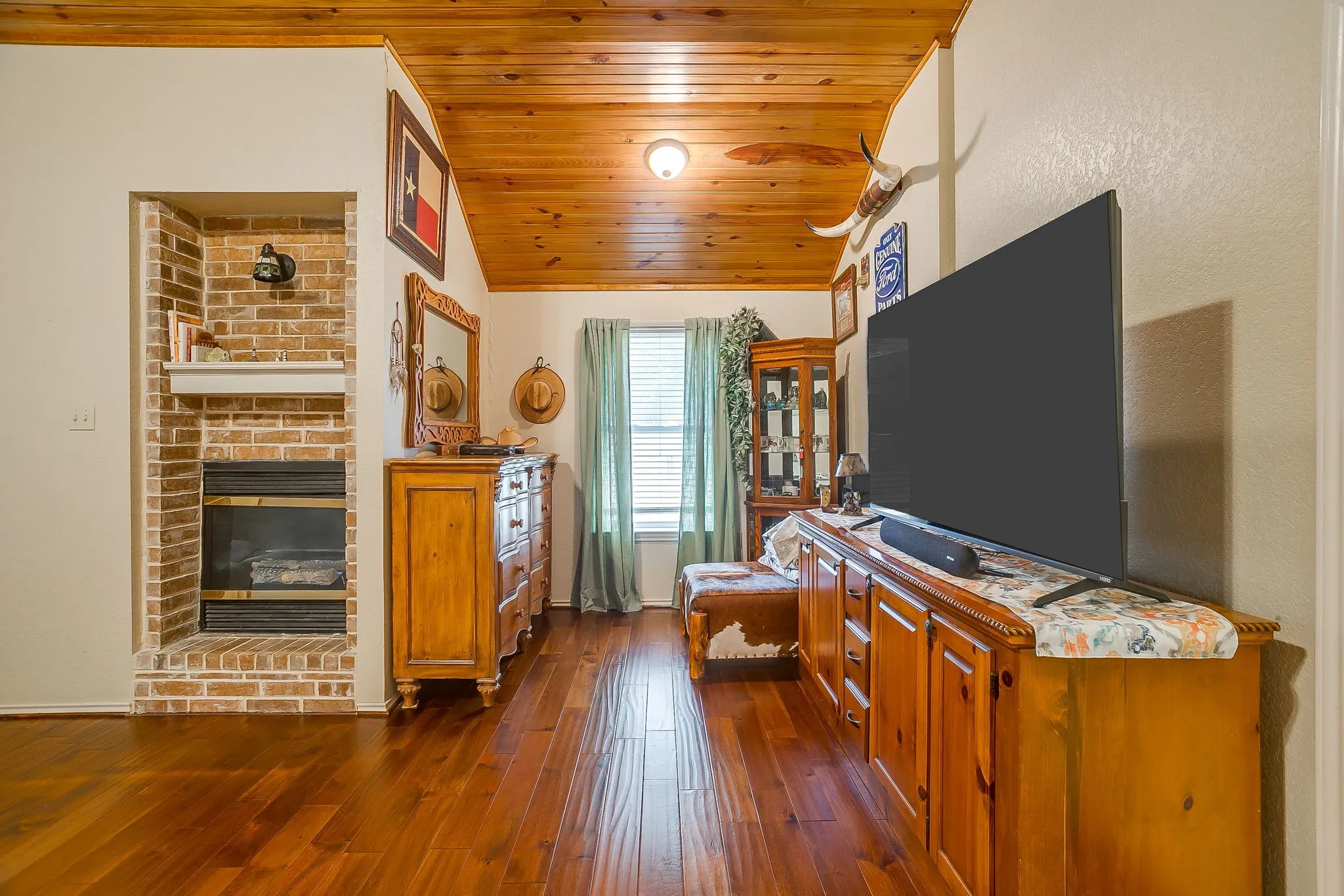 Single Family Residence For Sale in Johnson County , 7921 County Road 915b, Joshua, Texas 76058, 3 Bedroom, 2 Bathroom, 2 Garage spaces, 2,679 Sqft, built in 2007, mls#21348422, Real Estate Agent in Joshua, Homes For Sale in Johnson county, Homes For Sale in Joshua, Realtor in Joshua Texas, Real Estate Brokerage Independent Realty Texas, Luminita Cordes Realtor