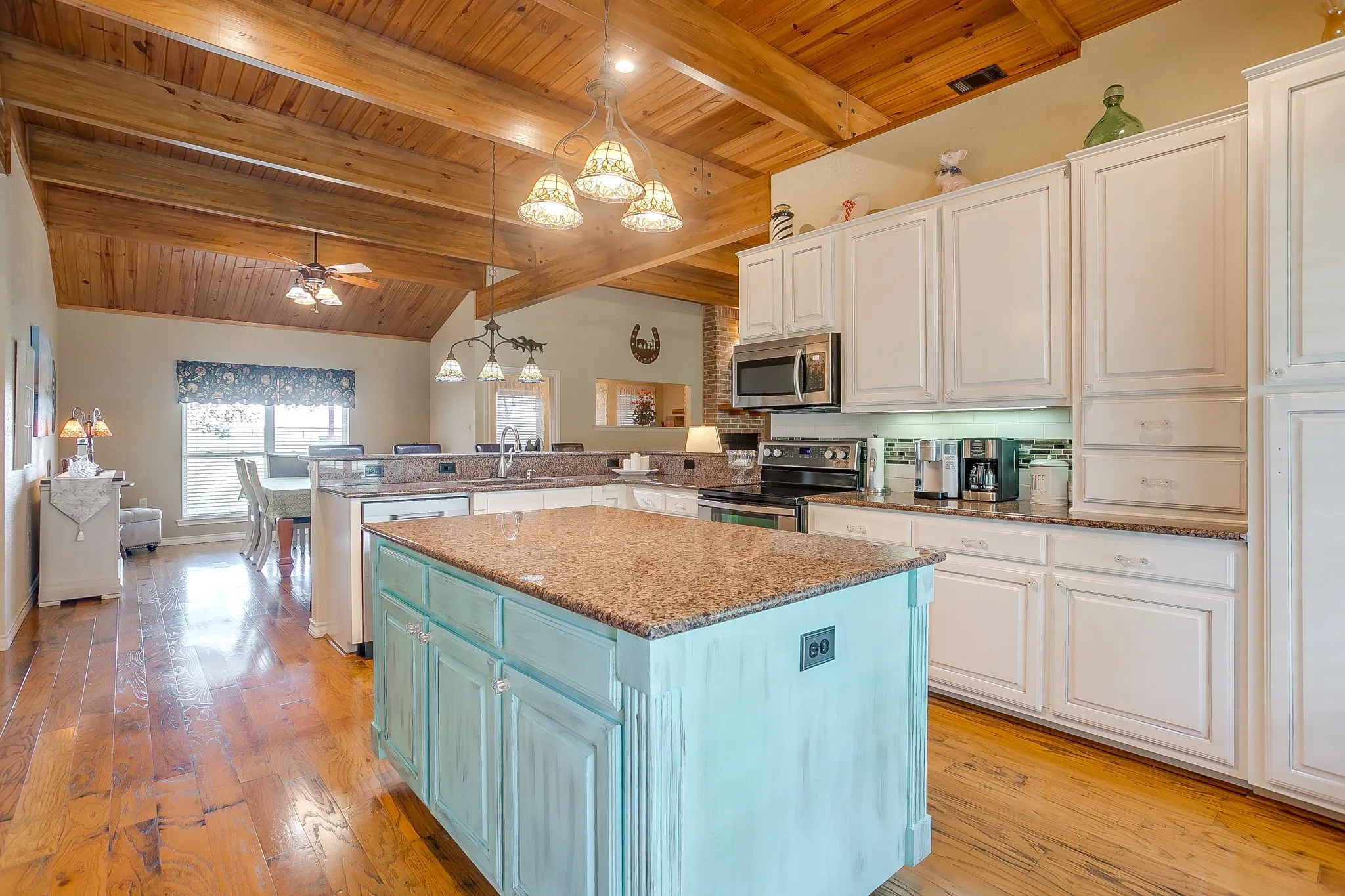 Single Family Residence For Sale in Johnson County , 7921 County Road 915b, Joshua, Texas 76058, 3 Bedroom, 2 Bathroom, 2 Garage spaces, 2,679 Sqft, built in 2007, mls#21348422, Real Estate Agent in Joshua, Homes For Sale in Johnson county, Homes For Sale in Joshua, Realtor in Joshua Texas, Real Estate Brokerage Independent Realty Texas, Luminita Cordes Realtor