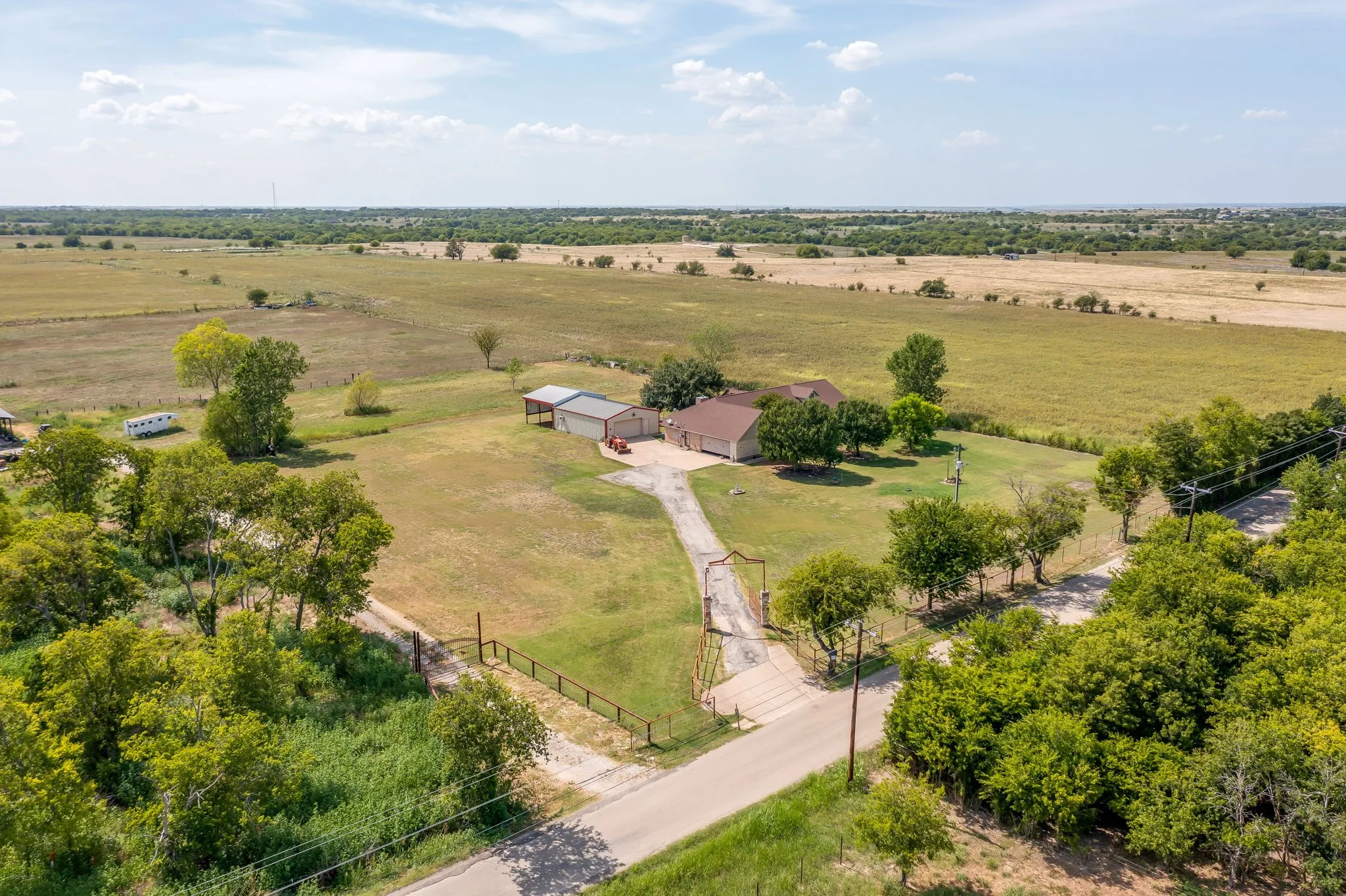 Single Family Residence For Sale in Johnson County , 7921 County Road 915b, Joshua, Texas 76058, 3 Bedroom, 2 Bathroom, 2 Garage spaces, 2,679 Sqft, built in 2007, mls#21348422, Real Estate Agent in Joshua, Homes For Sale in Johnson county, Homes For Sale in Joshua, Realtor in Joshua Texas, Real Estate Brokerage Independent Realty Texas, Luminita Cordes Realtor