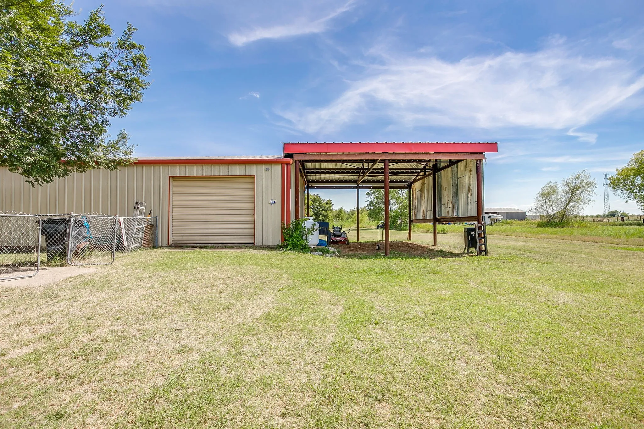 Single Family Residence For Sale in Johnson County , 7921 County Road 915b, Joshua, Texas 76058, 3 Bedroom, 2 Bathroom, 2 Garage spaces, 2,679 Sqft, built in 2007, mls#21348422, Real Estate Agent in Joshua, Homes For Sale in Johnson county, Homes For Sale in Joshua, Realtor in Joshua Texas, Real Estate Brokerage Independent Realty Texas, Luminita Cordes Realtor