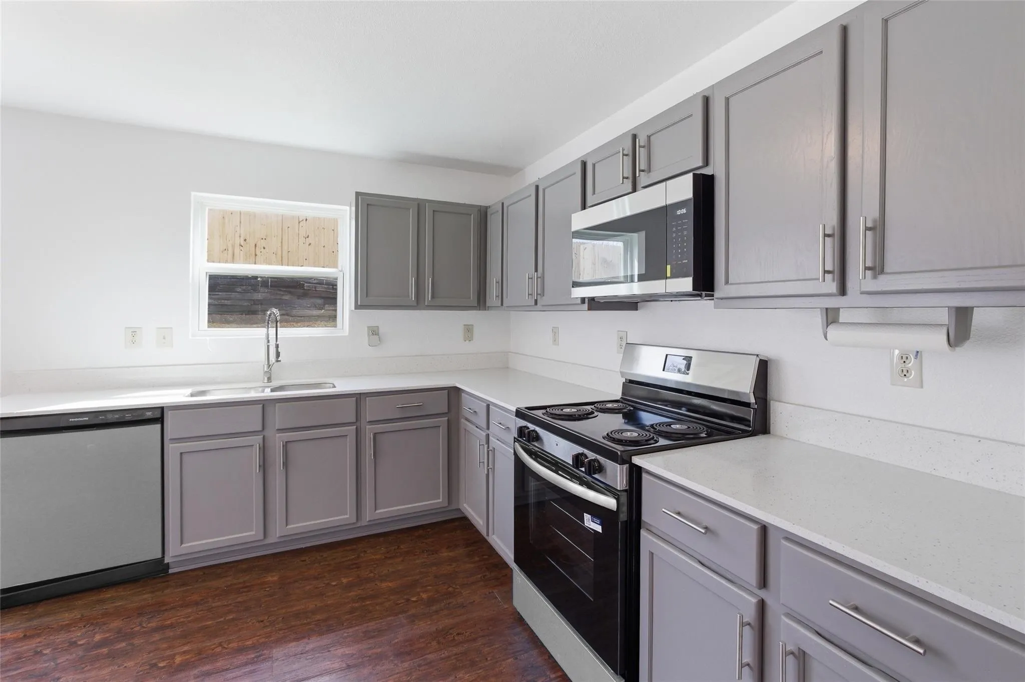 Single Family Residence For Sale in Dallas County , 1422 Mill Branch Drive, Garland, Texas 75040, 3 Bedroom, 3 Bathroom, 2 Garage spaces, 2,085 Sqft, built in 1996, mls#21348487, Real Estate Agent in Garland, Homes For Sale in Dallas county, Homes For Sale in Garland, Realtor in Garland Texas, Real Estate Brokerage Independent Realty Texas, Luminita Cordes Realtor