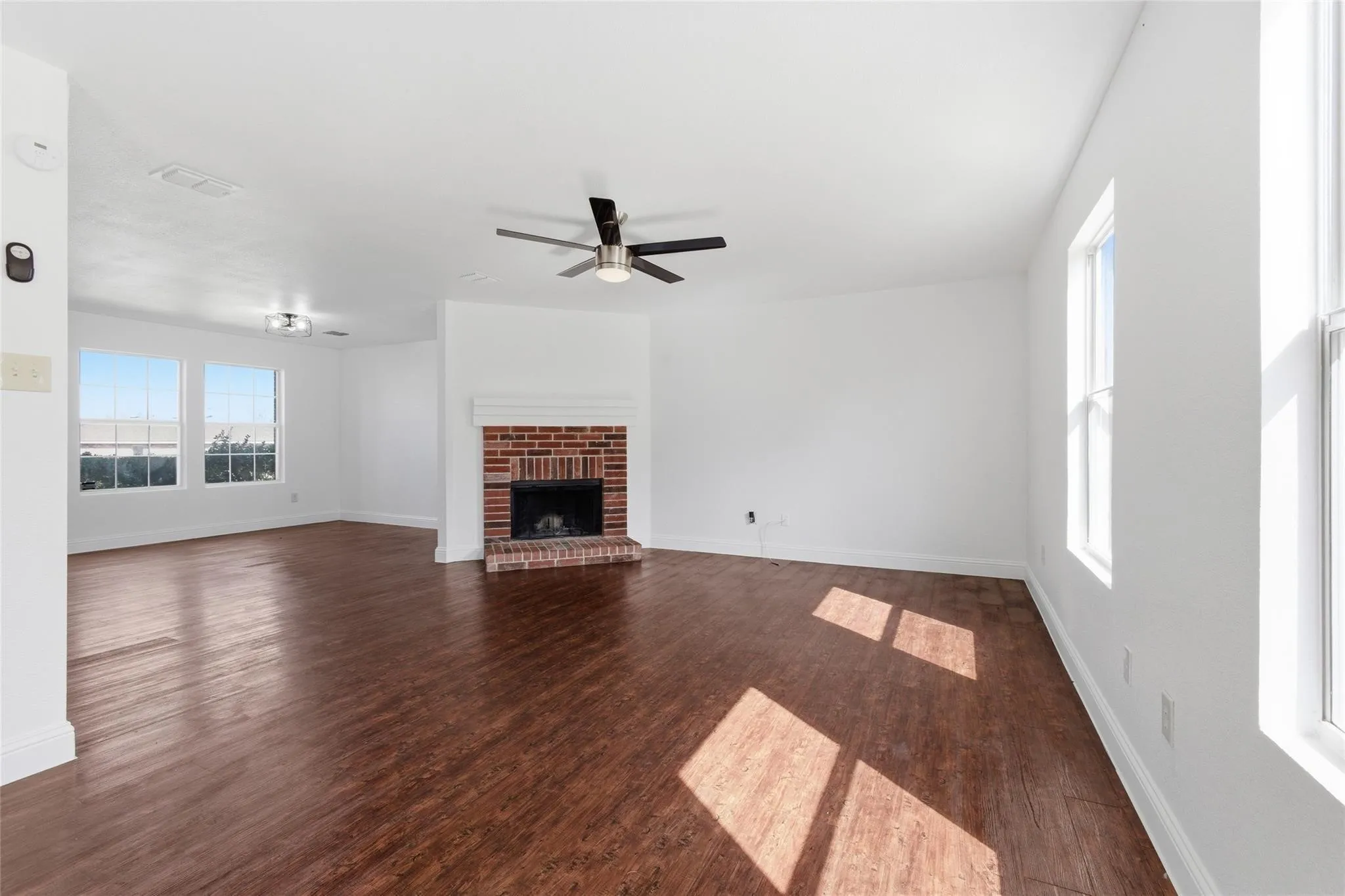 Single Family Residence For Sale in Dallas County , 1422 Mill Branch Drive, Garland, Texas 75040, 3 Bedroom, 3 Bathroom, 2 Garage spaces, 2,085 Sqft, built in 1996, mls#21348487, Real Estate Agent in Garland, Homes For Sale in Dallas county, Homes For Sale in Garland, Realtor in Garland Texas, Real Estate Brokerage Independent Realty Texas, Luminita Cordes Realtor